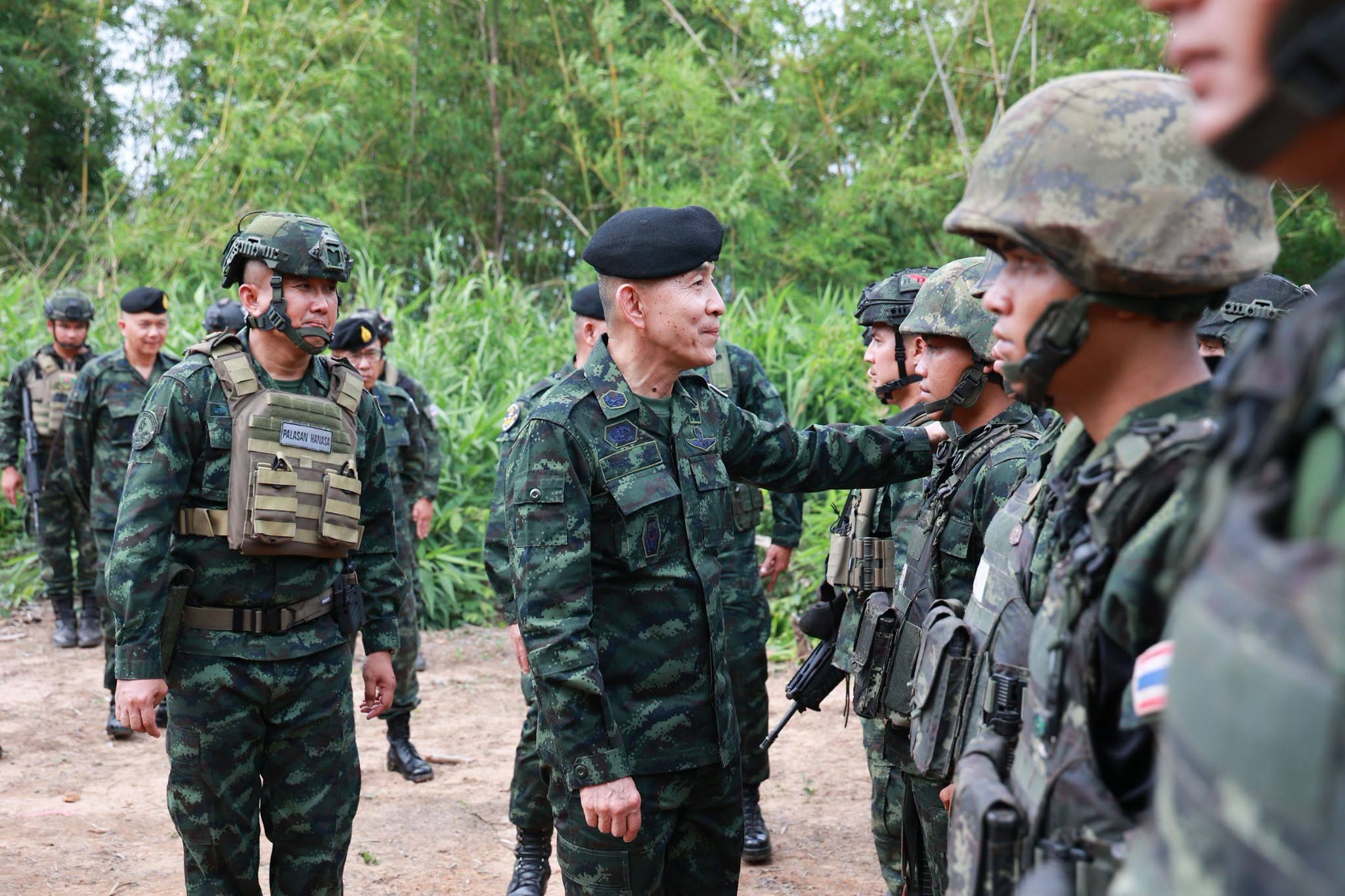 ปลัดกระทรวงกลาโหมลงพื้นที่ตรวจเยี่ยมกองบิน ๒๑ และกองกำลังสุรนารี ให้กำลังใจกำลังพล แนวหน้า