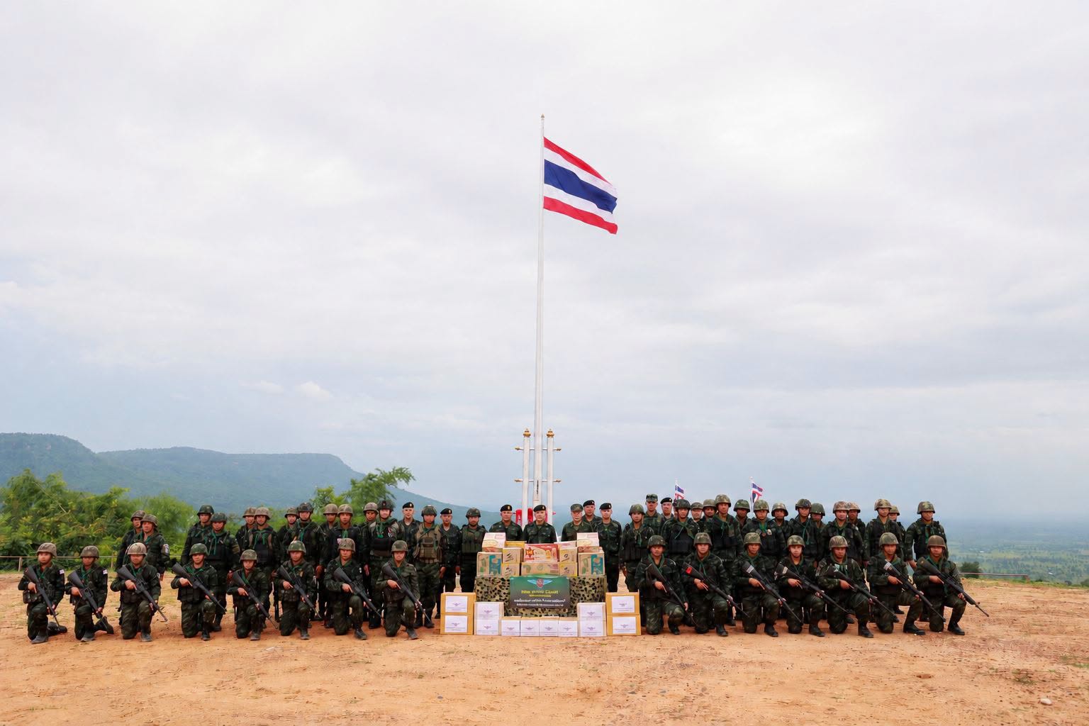 ปลัดกระทรวงกลาโหมลงพื้นที่ตรวจเยี่ยมกองบิน ๒๑ และกองกำลังสุรนารี ให้กำลังใจกำลังพล แนวหน้า