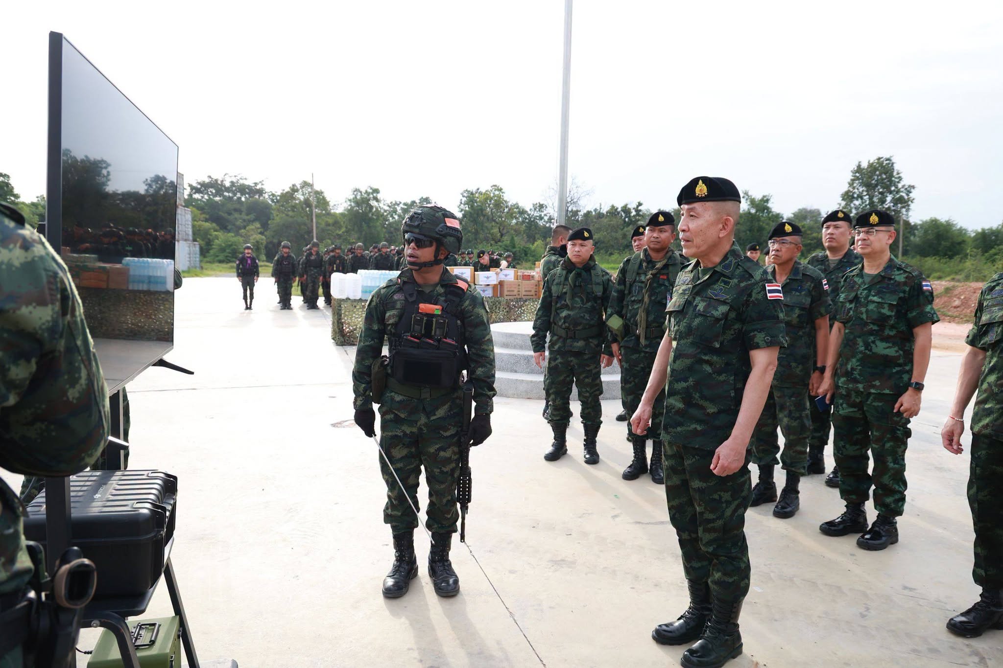ปลัดกระทรวงกลาโหมลงพื้นที่ตรวจเยี่ยมกองกำลังบูรพา ติดตามสถานการณ์ชายแดนไทย-กัมพูชา ย้ำดูแลกำลังพลเต็มกำลัง