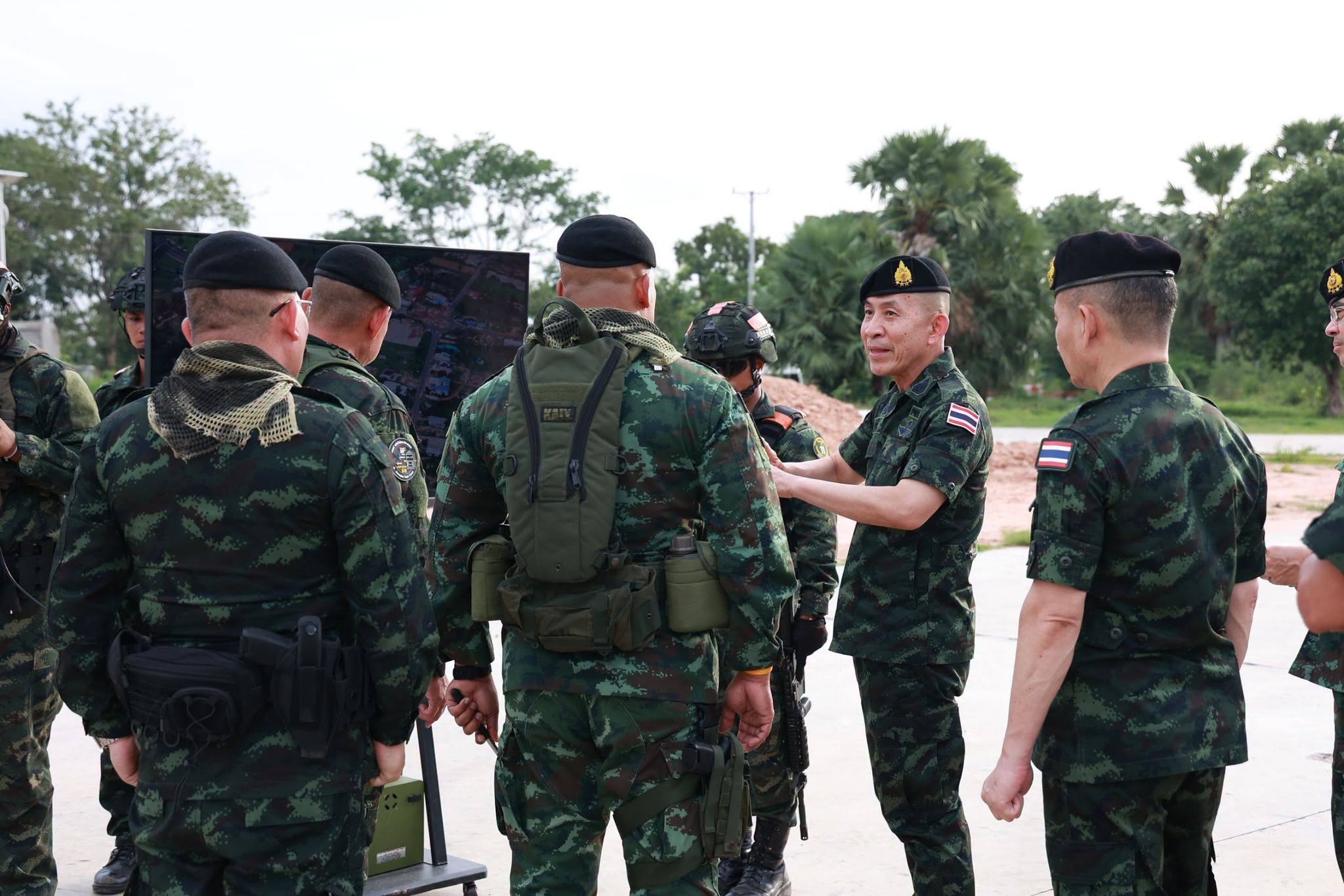 ปลัดกระทรวงกลาโหมลงพื้นที่ตรวจเยี่ยมกองกำลังบูรพา ติดตามสถานการณ์ชายแดนไทย-กัมพูชา ย้ำดูแลกำลังพลเต็มกำลัง