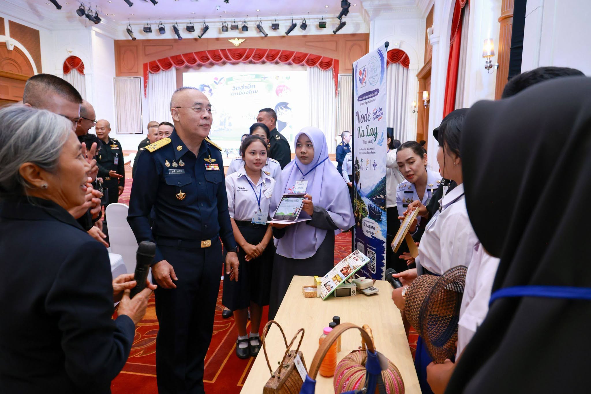 สำนักงานปลัดกระทรวงกลาโหมปฐมนิเทศและมอบทุนดำเนินโครงการ “จิตสำนึกรักเมืองไทย” ปีที่ ๑๘