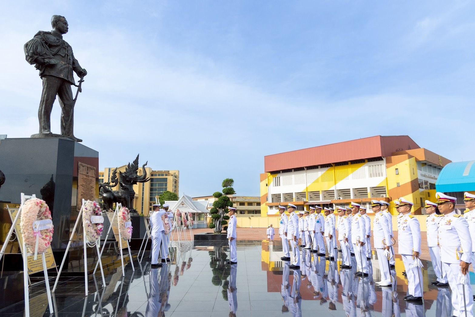 พิธีวางพวงมาลาถวายราชสักการะพระบรมราชานุสาวรีย์ พระบาทสมเด็จพระจุลจอมเกล้าเจ้าอยู่หัว
