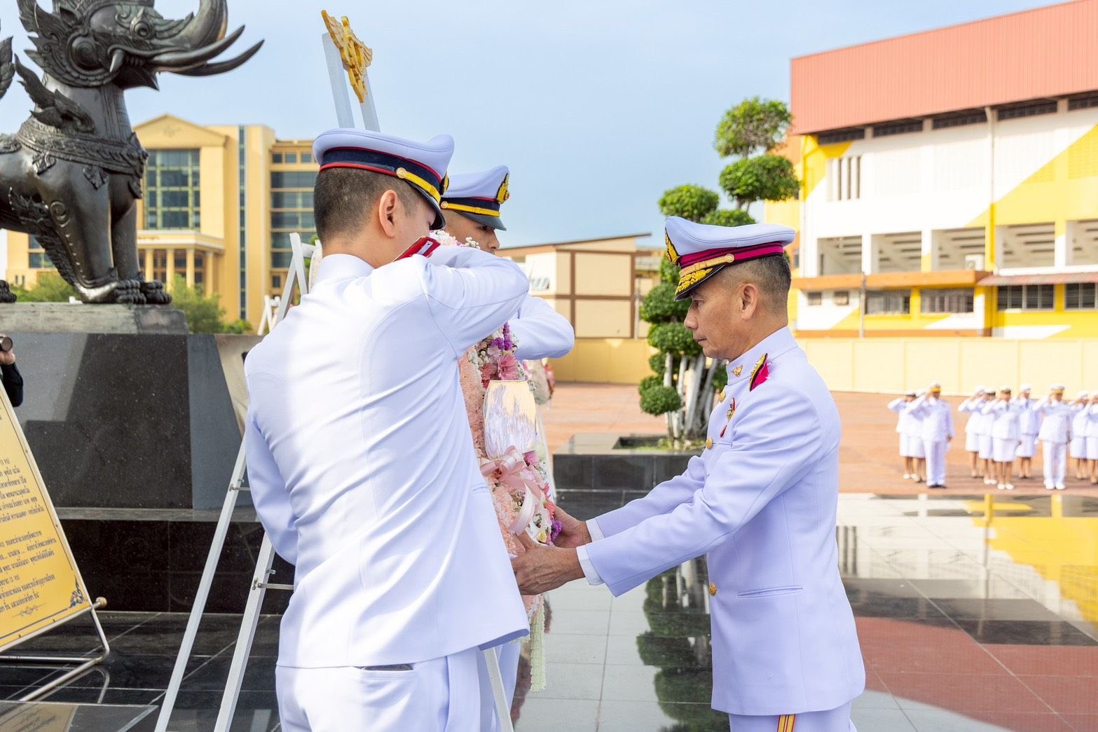 พิธีวางพวงมาลาถวายราชสักการะพระบรมราชานุสาวรีย์ พระบาทสมเด็จพระจุลจอมเกล้าเจ้าอยู่หัว