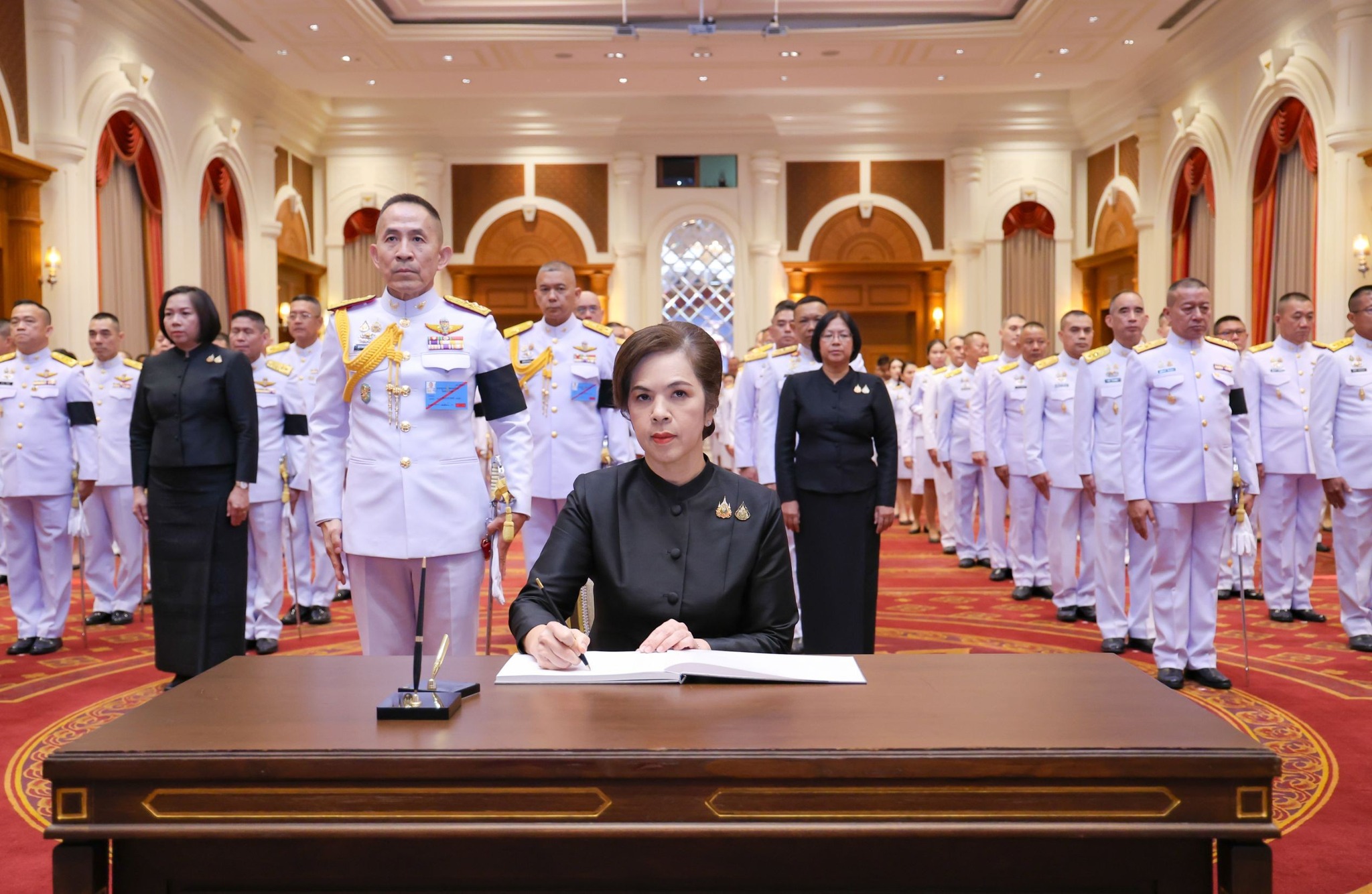 สำนักงานปลัดกระทรวงกลาโหมจัดพิธีลงนามถวายความอาลัยสมเด็จพระนางเจ้าสิริกิติ์ พระบรมราชินีนาถ พระบรมราชชนนีพันปีหลวง สวรรคต