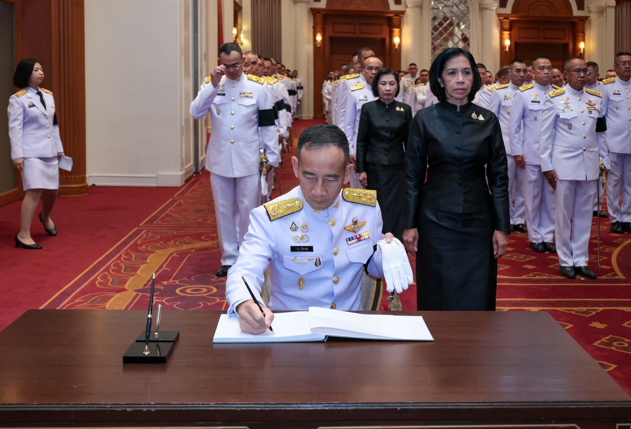 สำนักงานปลัดกระทรวงกลาโหมจัดพิธีลงนามถวายความอาลัยสมเด็จพระนางเจ้าสิริกิติ์ พระบรมราชินีนาถ พระบรมราชชนนีพันปีหลวง สวรรคต