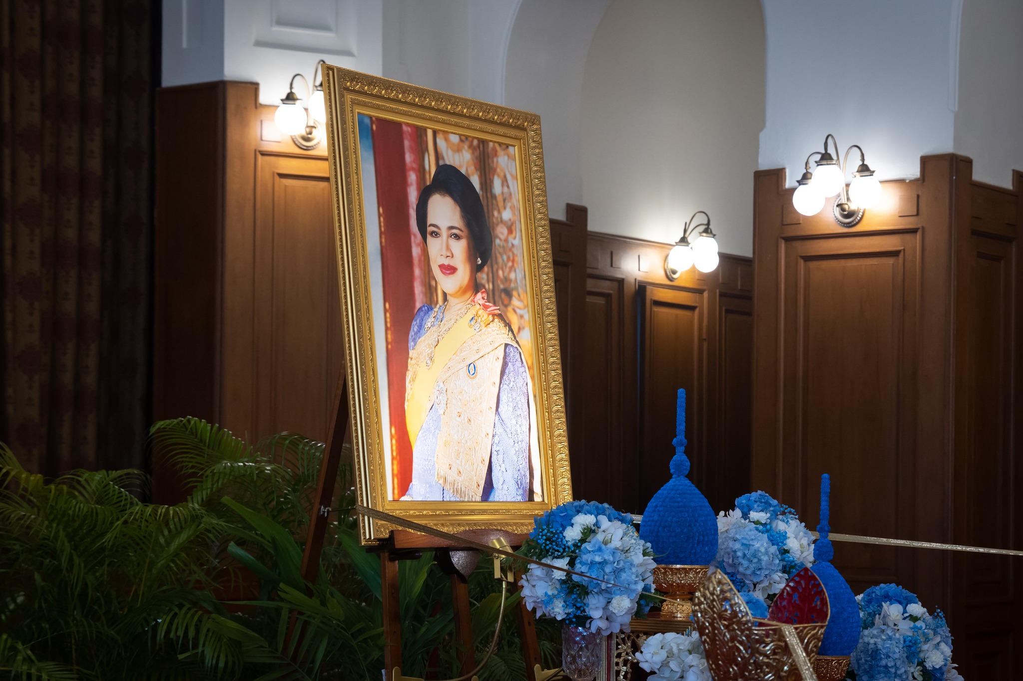 พลเอก ธราพงษ์ มะละคำ ปลัดกระทรวงกลาโหม ถวายน้ำสรงพระบรมศพ หน้าพระฉายาลักษณ์ สมเด็จพระบรมราชชนนีพันปีหลวง