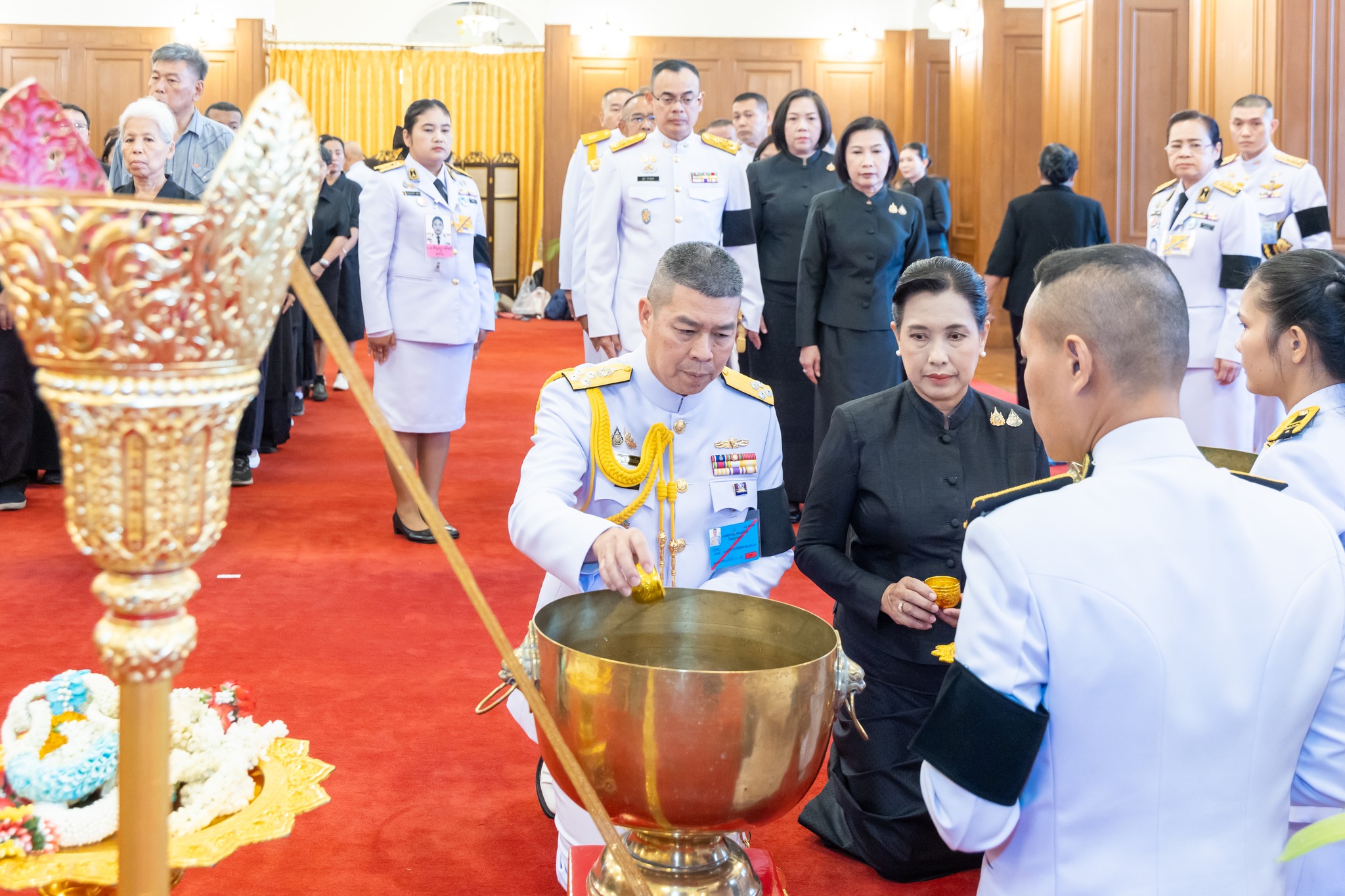 พลเอก ธราพงษ์ มะละคำ ปลัดกระทรวงกลาโหม ถวายน้ำสรงพระบรมศพ หน้าพระฉายาลักษณ์ สมเด็จพระบรมราชชนนีพันปีหลวง