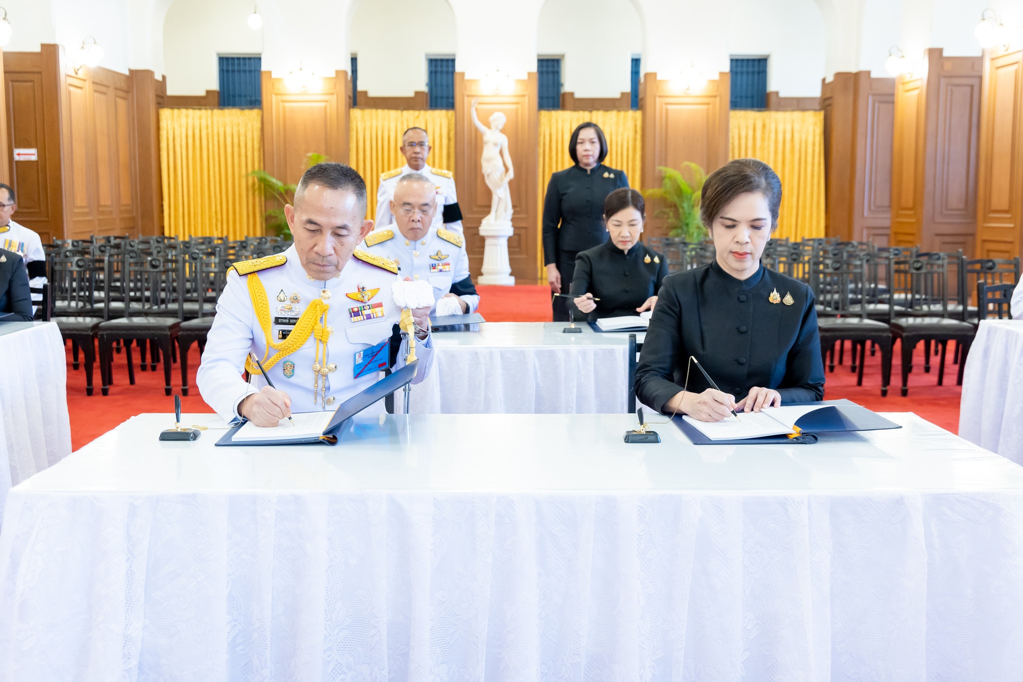 พลเอก ธราพงษ์ มะละคำ ปลัดกระทรวงกลาโหม ถวายน้ำสรงพระบรมศพ หน้าพระฉายาลักษณ์ สมเด็จพระบรมราชชนนีพันปีหลวง