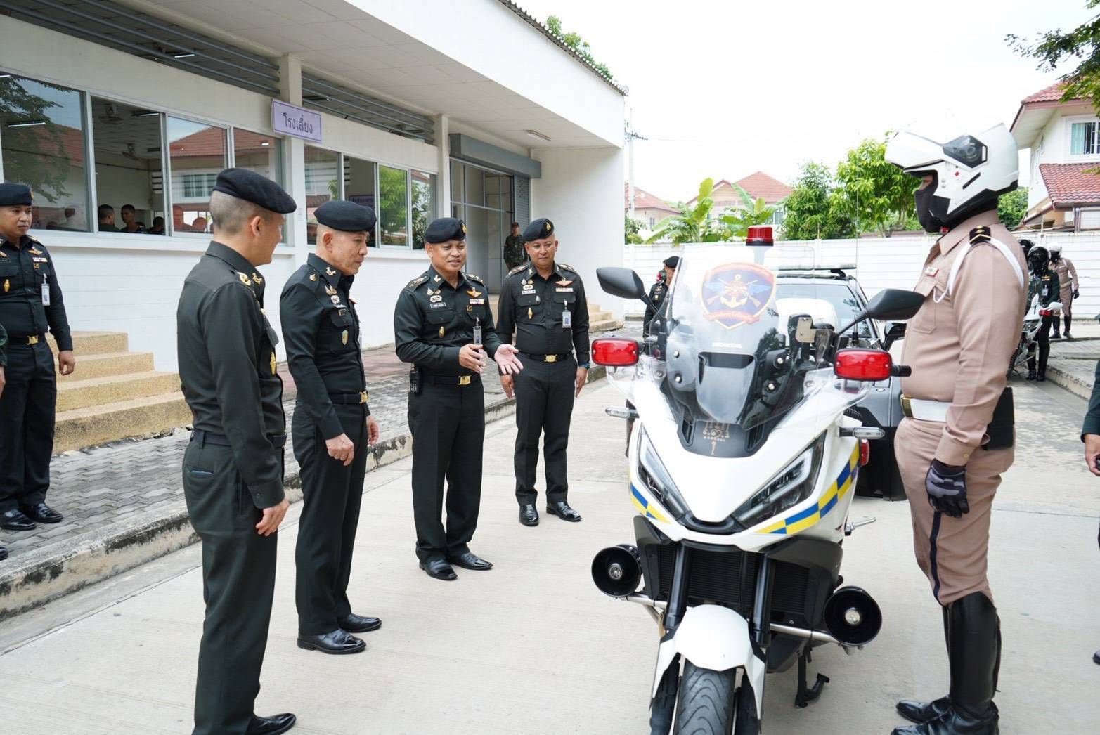 ปลัดกระทรวงกลาโหมตรวจเยี่ยมหน่วยฝึกทหารใหม่ เน้นย้ำดูแลใกล้ชิดทั้งร่างกายและจิตใจ สร้างทหารคุณภาพเพื่อกองทัพ