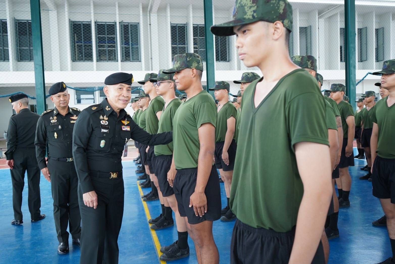 ปลัดกระทรวงกลาโหมตรวจเยี่ยมหน่วยฝึกทหารใหม่ เน้นย้ำดูแลใกล้ชิดทั้งร่างกายและจิตใจ สร้างทหารคุณภาพเพื่อกองทัพ