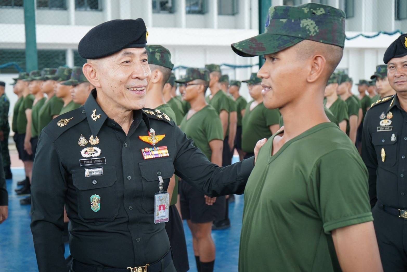 ปลัดกระทรวงกลาโหมตรวจเยี่ยมหน่วยฝึกทหารใหม่ เน้นย้ำดูแลใกล้ชิดทั้งร่างกายและจิตใจ สร้างทหารคุณภาพเพื่อกองทัพ