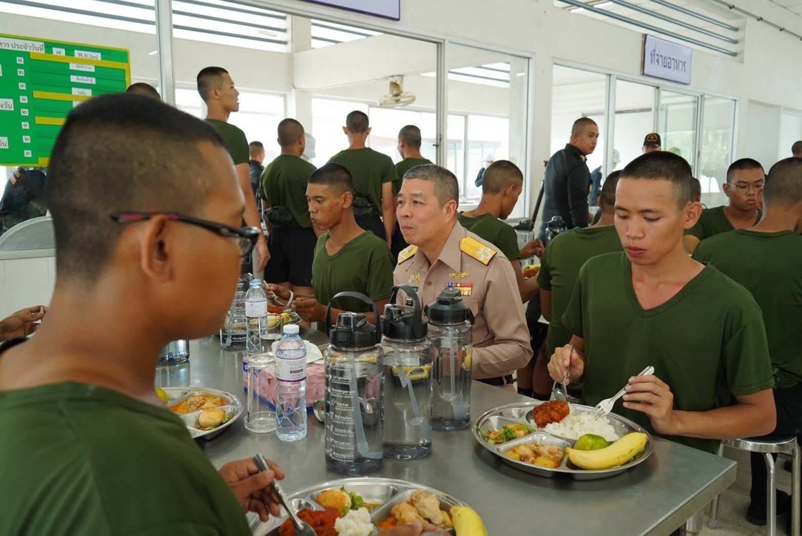 ปลัดกระทรวงกลาโหมตรวจเยี่ยมหน่วยฝึกทหารใหม่ เน้นย้ำดูแลใกล้ชิดทั้งร่างกายและจิตใจ สร้างทหารคุณภาพเพื่อกองทัพ