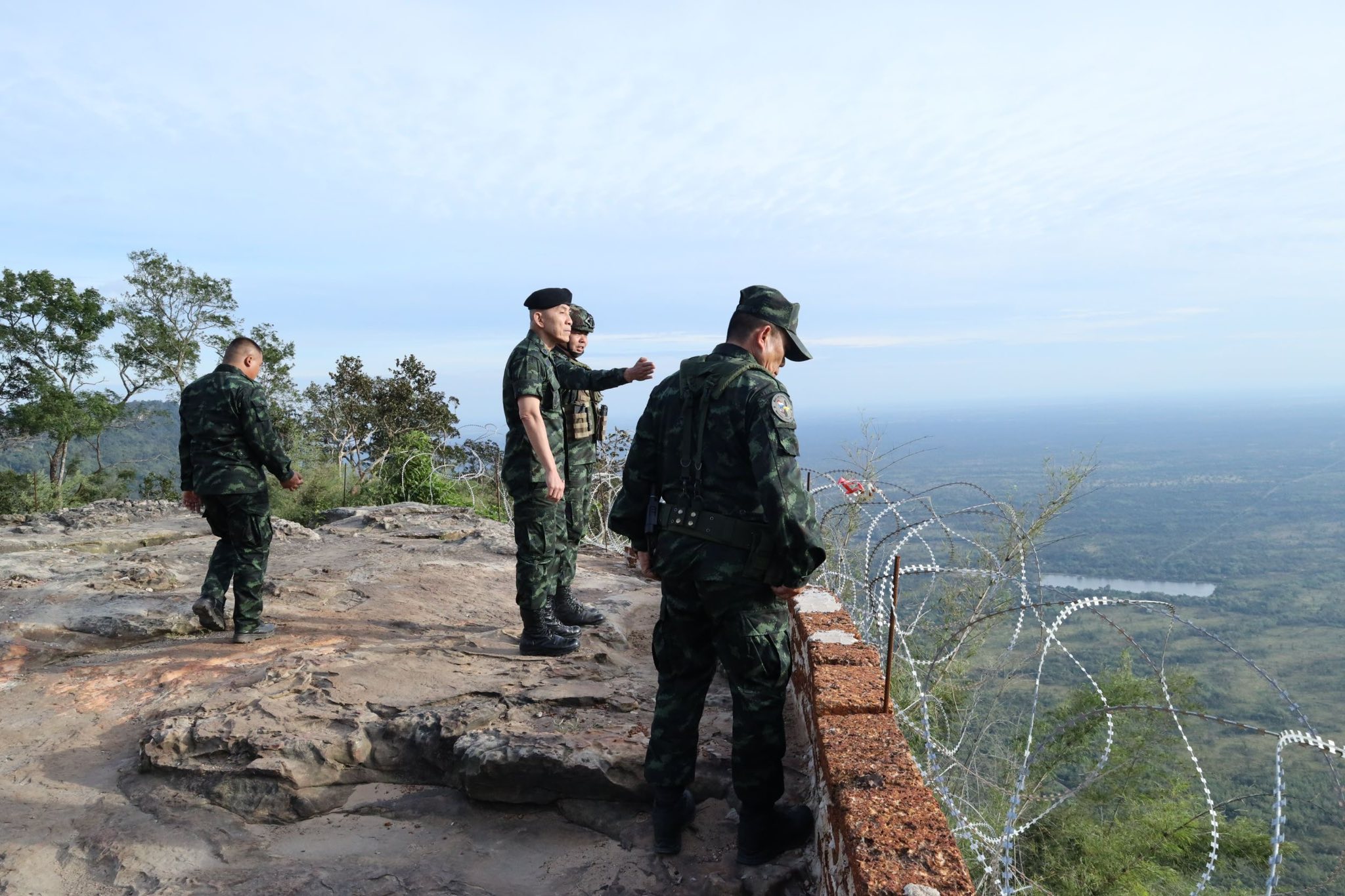 ปลัดกระทรวงกลาโหมลงพื้นที่สุรินทร์–ศรีสะเกษ–อุบลฯ ส่งต่อความห่วงใยและสร้างขวัญกำลังใจ แก่กำลังพลที่ปฏิบัติหน้าที่