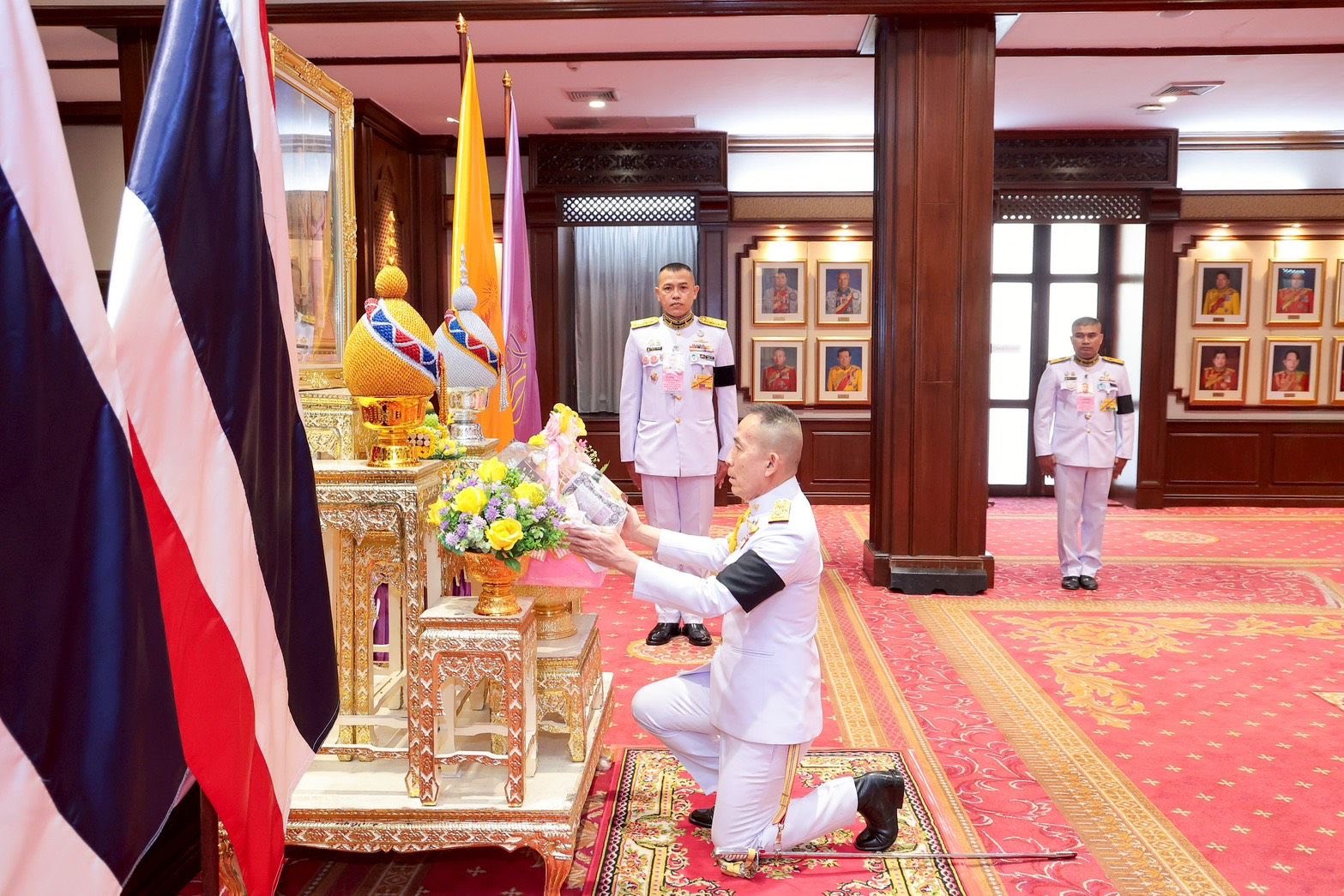 พระบาทสมเด็จพระเจ้าอยู่หัว ทรงพระกรุณาโปรดเกล้าฯ พระราชทานกระเช้าปีใหม่มอบแก่คณะกรรมการอำนวยการโครงการส่งเสริมการกีฬาเพื่อพัฒนาชาติไทย
