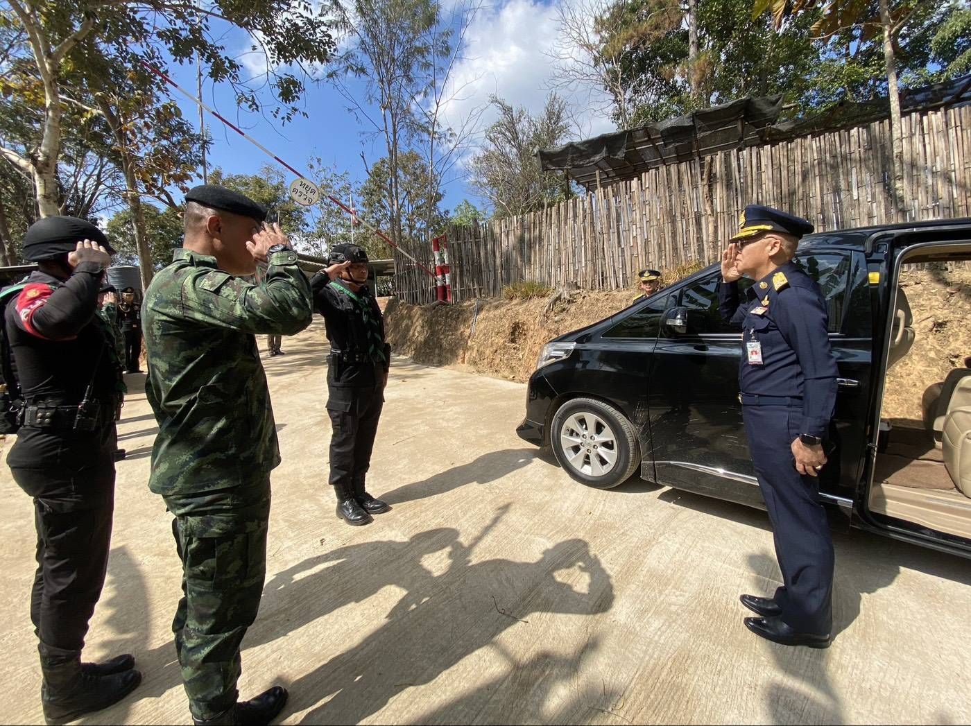 รองปลัดกระทรวงกลาโหม ตรวจเยี่ยมตามแผนงานป้องกันและแก้ไขปัญหายาเสพติดของ สป. ประจำปี ๖๙
