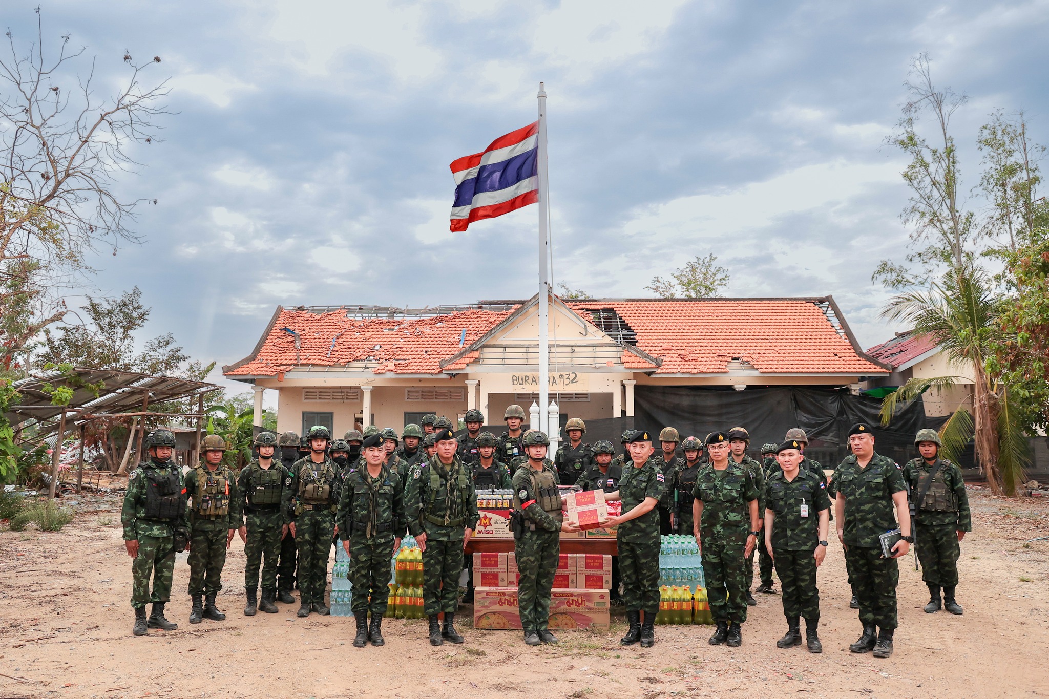 ปลัดกระทรวงกลาโหมลงพื้นที่ติดตามสถานการณ์ชายแดนไทย – กัมพูชา เน้นย้ำปฏิบัติการทุกมิติเพื่อรักษาอธิปไตยและความมั่นคงของชาติ