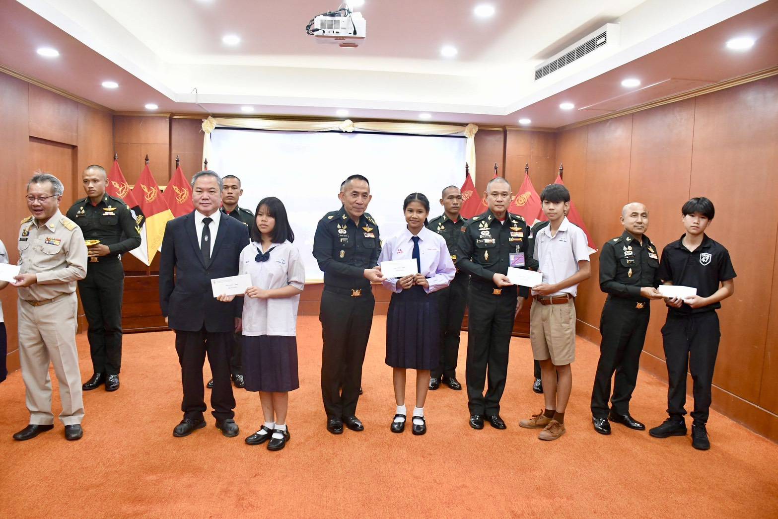 ปลัดกระทรวงกลาโหมร่วมงานครบรอบ ๔๓ ปี ร.๑๒ รอ. ยกย่องภารกิจนักรบชายแดนพิทักษ์อธิปไตยไทย