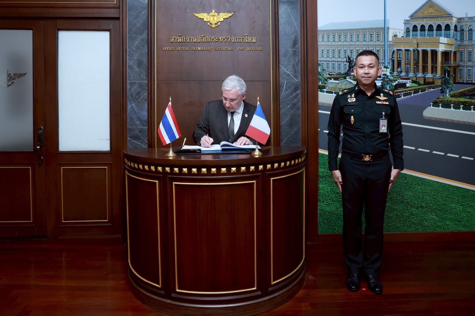 ปลัดกระทรวงกลาโหม ให้การต้อนรับ เอกอัครราชทูตสาธารณรัฐฝรั่งเศสประจำประเทศไทย