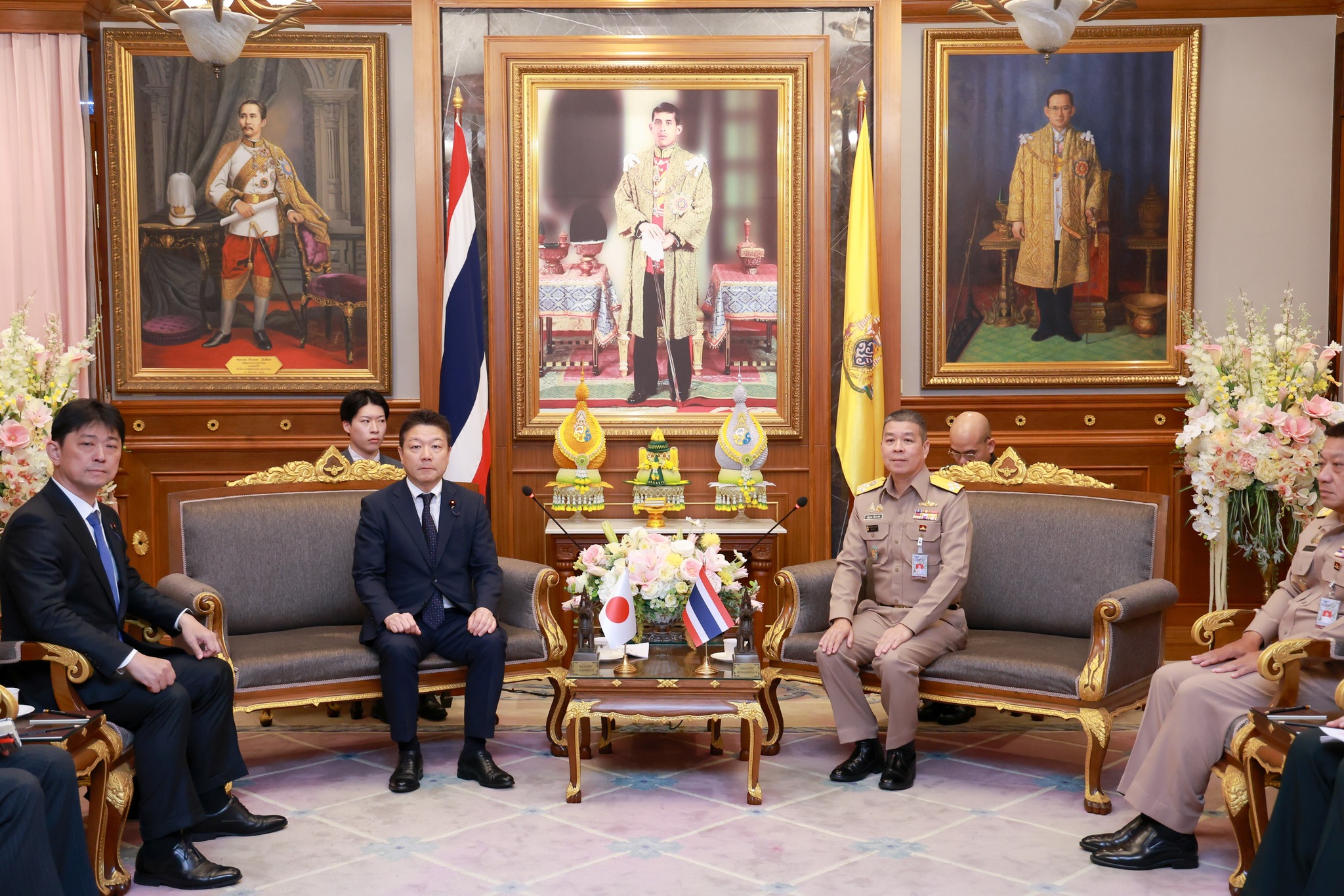 สมาชิกผู้แทนราษฎรญี่ปุ่น สังกัดพรรคเสรีประชาธิปไตย เข้าเยี่ยมคำนับ รองปลัดกระทรวงกลาโหม
