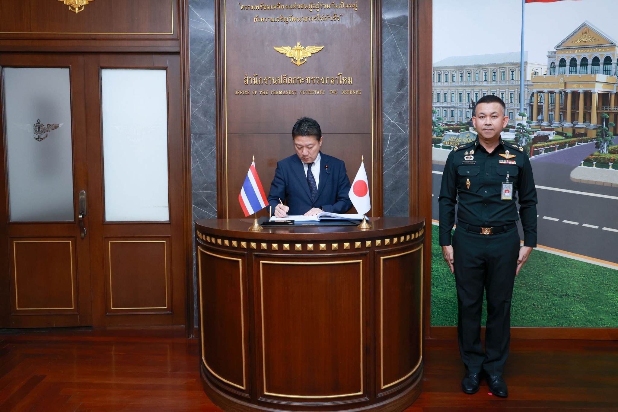 สมาชิกผู้แทนราษฎรญี่ปุ่น สังกัดพรรคเสรีประชาธิปไตย เข้าเยี่ยมคำนับ รองปลัดกระทรวงกลาโหม