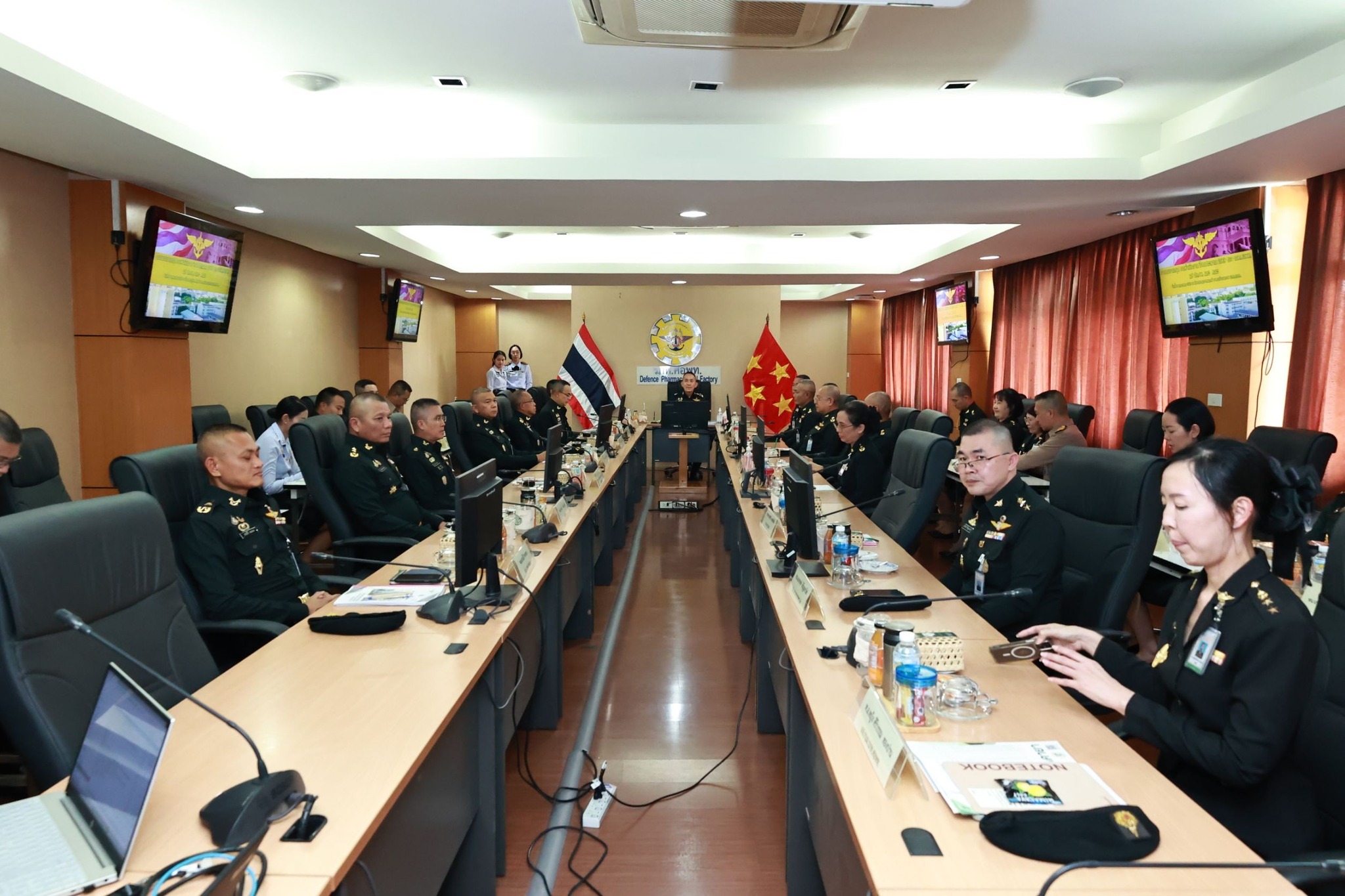 ปลัดกระทรวงกลาโหมตรวจเยี่ยมโรงงานเภสัชกรรมทหาร เดินหน้าหนุนอุตสาหกรรมป้องกันประเทศ