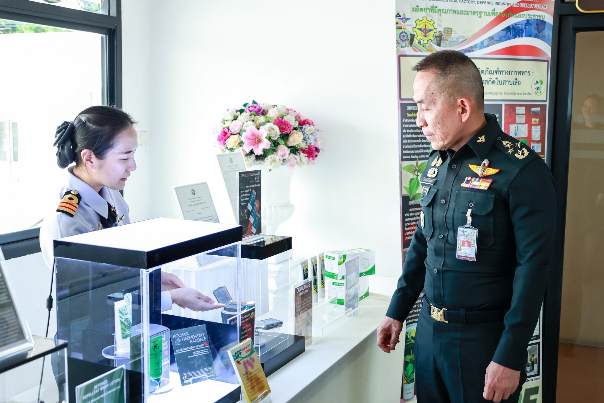 ปลัดกระทรวงกลาโหมตรวจเยี่ยมโรงงานเภสัชกรรมทหาร เดินหน้าหนุนอุตสาหกรรมป้องกันประเทศ