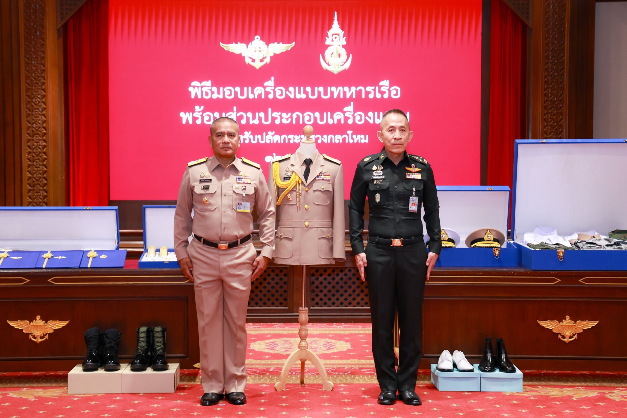 ผู้บัญชาการทหารเรือมอบเครื่องแบบทหารเรือแด่ปลัดกระทรวงกลาโหมภายหลังมีพระบรมราชโองการโปรดเกล้าฯพระราชทานยศ “พลเรือเอก ”เป็นกรณีพิเศษ