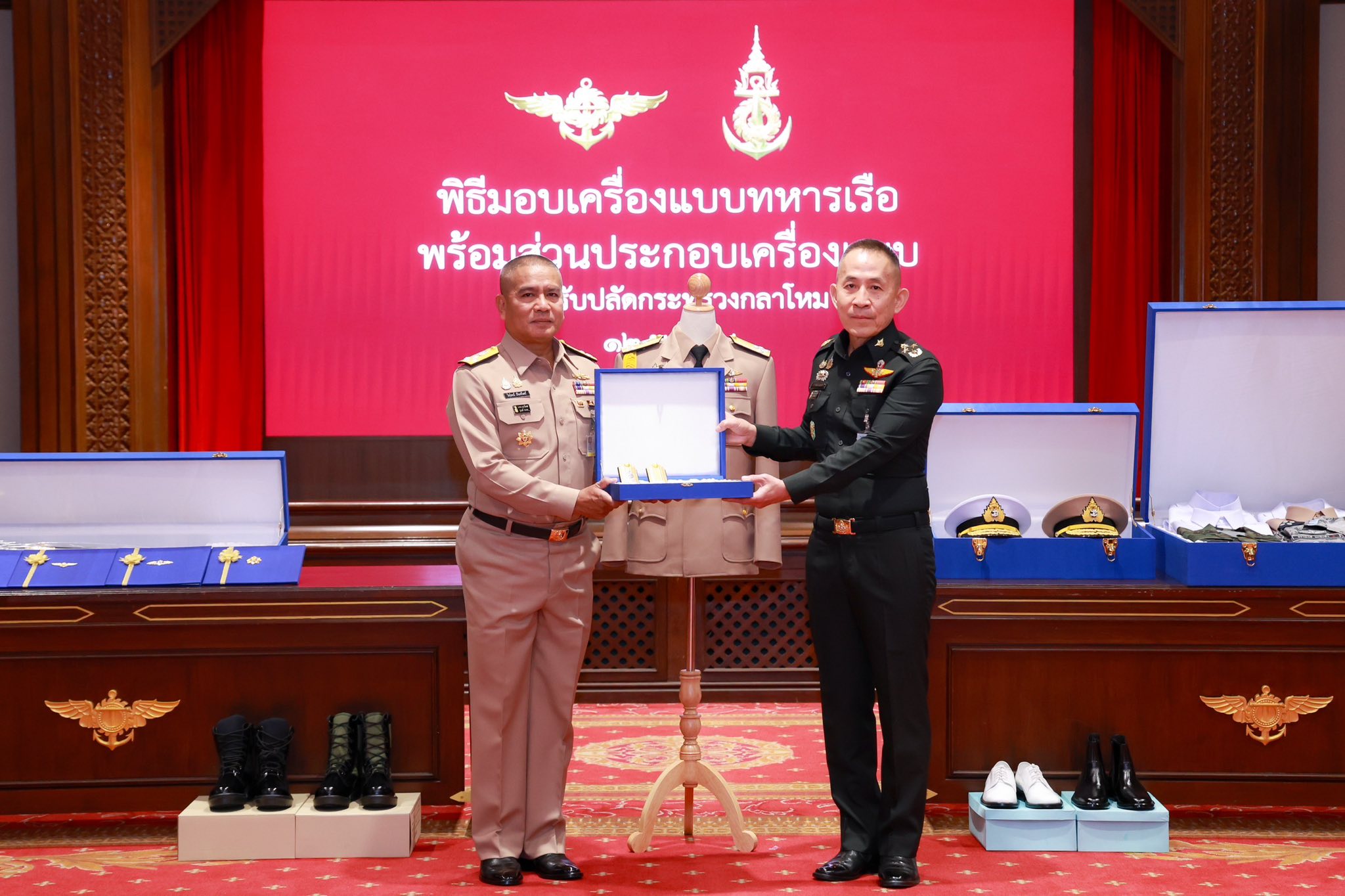 ผู้บัญชาการทหารเรือมอบเครื่องแบบทหารเรือแด่ปลัดกระทรวงกลาโหมภายหลังมีพระบรมราชโองการโปรดเกล้าฯพระราชทานยศ “พลเรือเอก ”เป็นกรณีพิเศษ