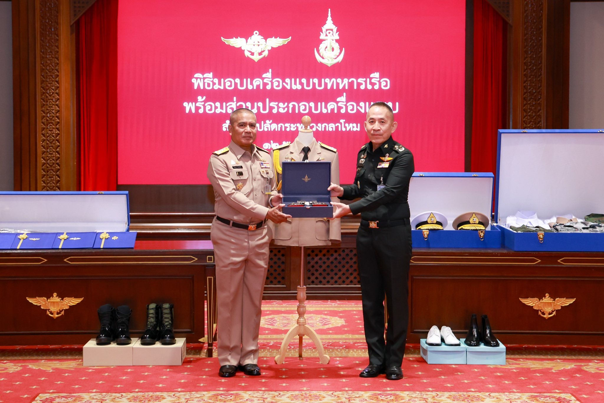 ผู้บัญชาการทหารเรือมอบเครื่องแบบทหารเรือแด่ปลัดกระทรวงกลาโหมภายหลังมีพระบรมราชโองการโปรดเกล้าฯพระราชทานยศ “พลเรือเอก ”เป็นกรณีพิเศษ