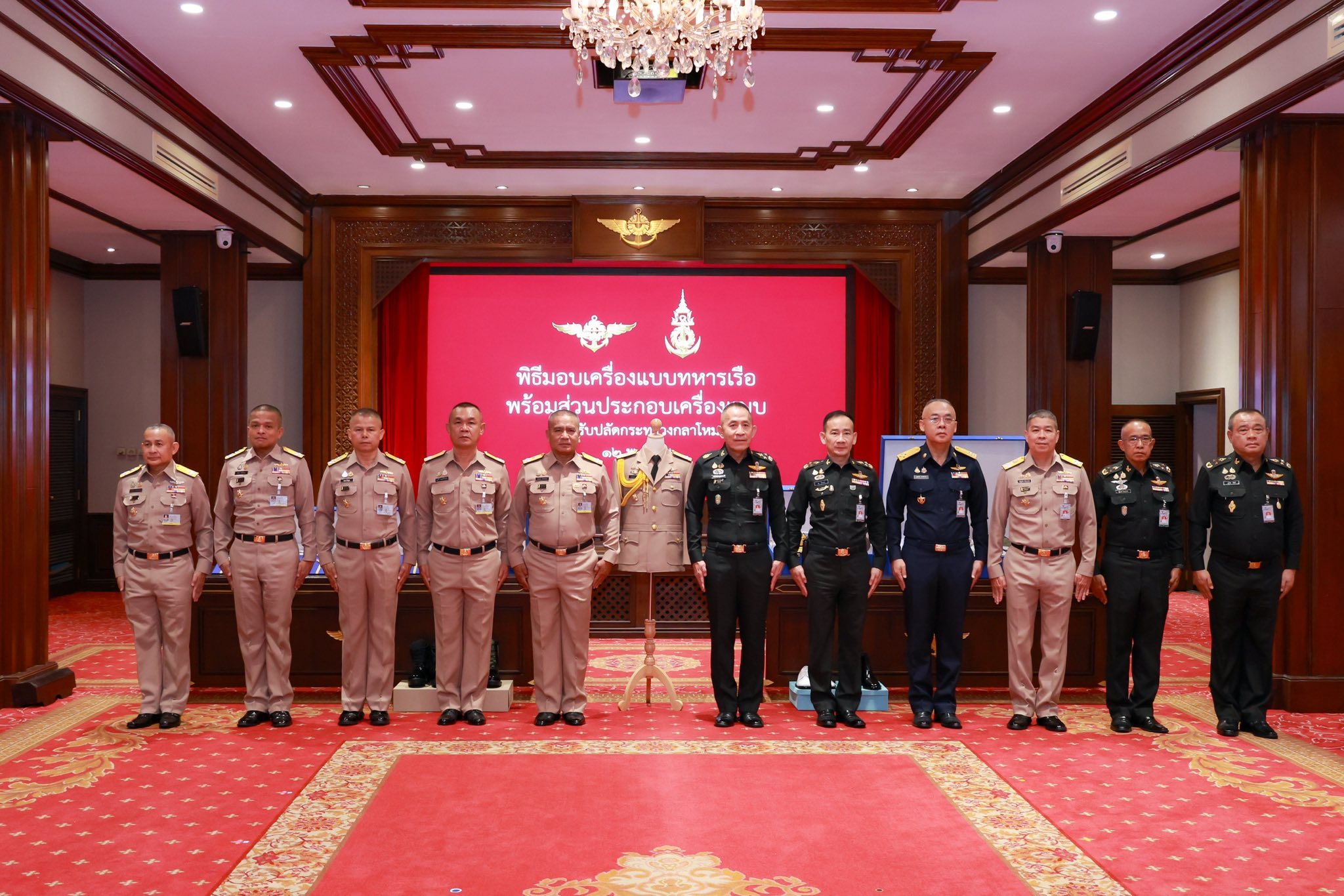 ผู้บัญชาการทหารเรือมอบเครื่องแบบทหารเรือแด่ปลัดกระทรวงกลาโหมภายหลังมีพระบรมราชโองการโปรดเกล้าฯพระราชทานยศ “พลเรือเอก ”เป็นกรณีพิเศษ