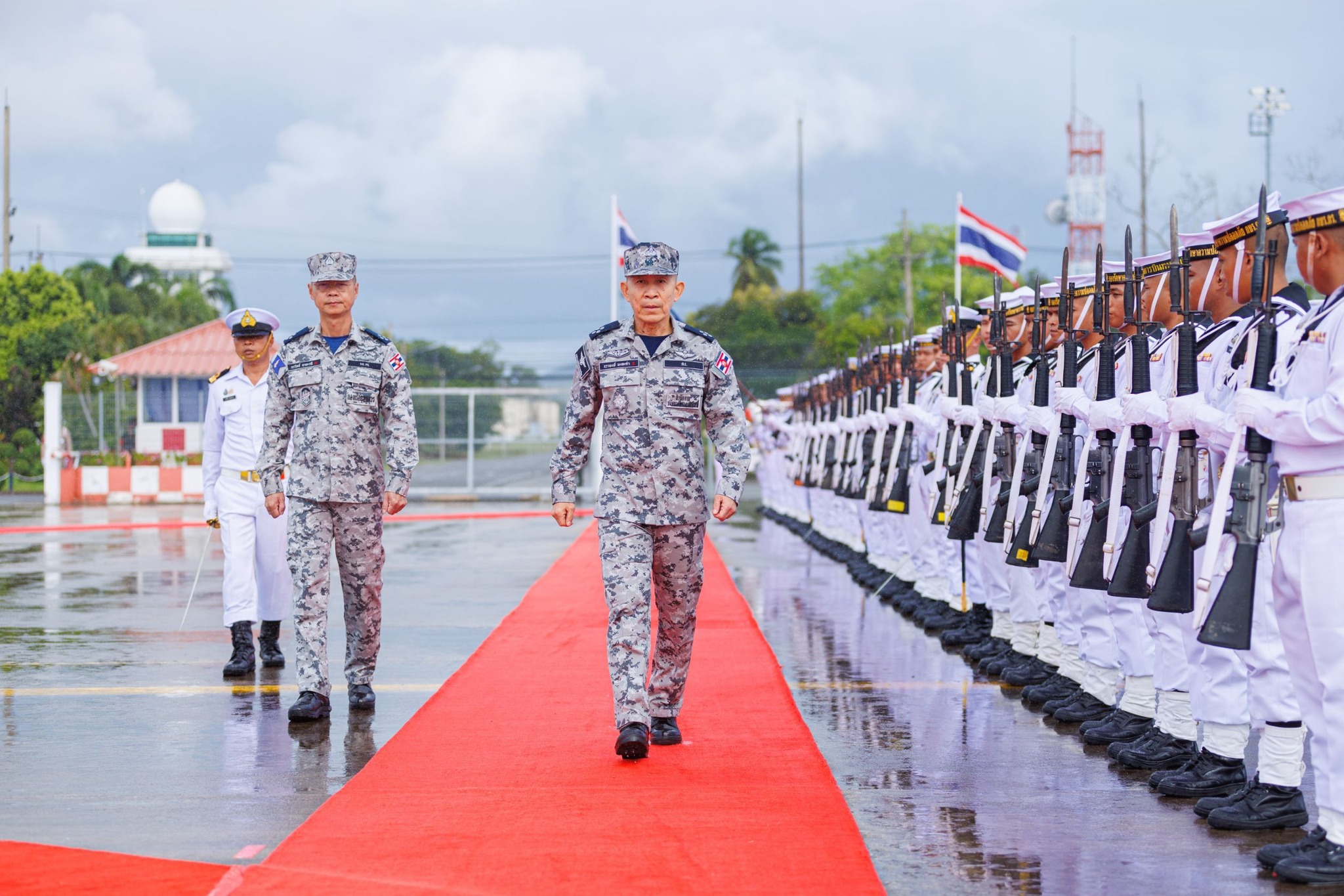 ปลัดกระทรวงกลาโหมตรวจเยี่ยมกองเรือยุทธการ ย้ำกำลังพลร่วมปกป้องอธิปไตยทางทะเล