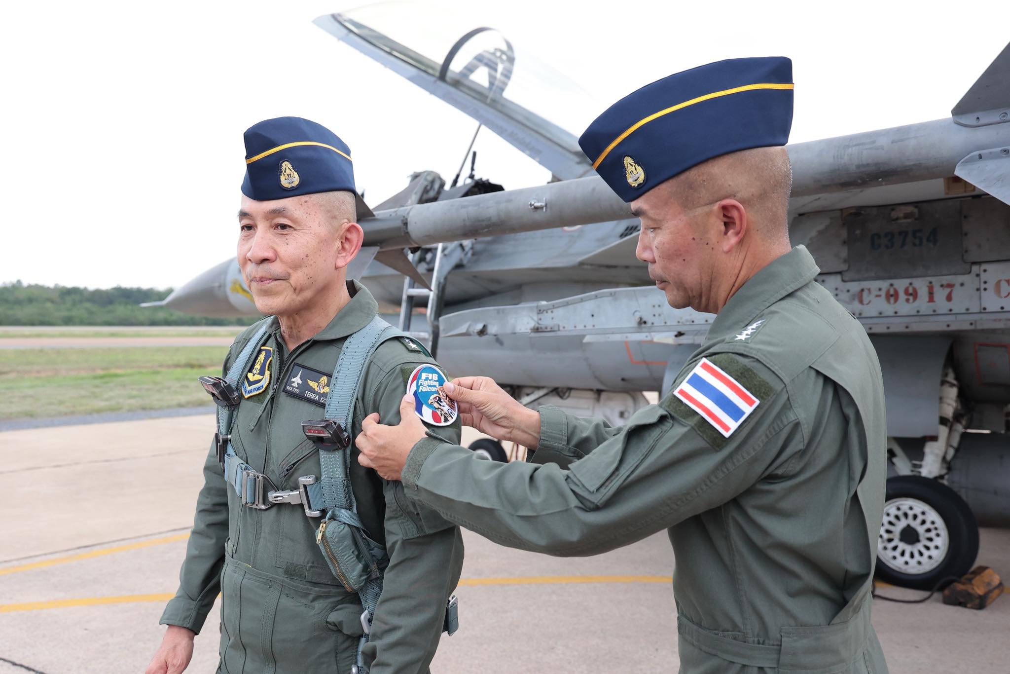 ปลัดกระทรวงกลาโหมตรวจเยี่ยมกองบิน ๑ โคราช ร่วมบินสังเกตการณ์กับ F-16BM