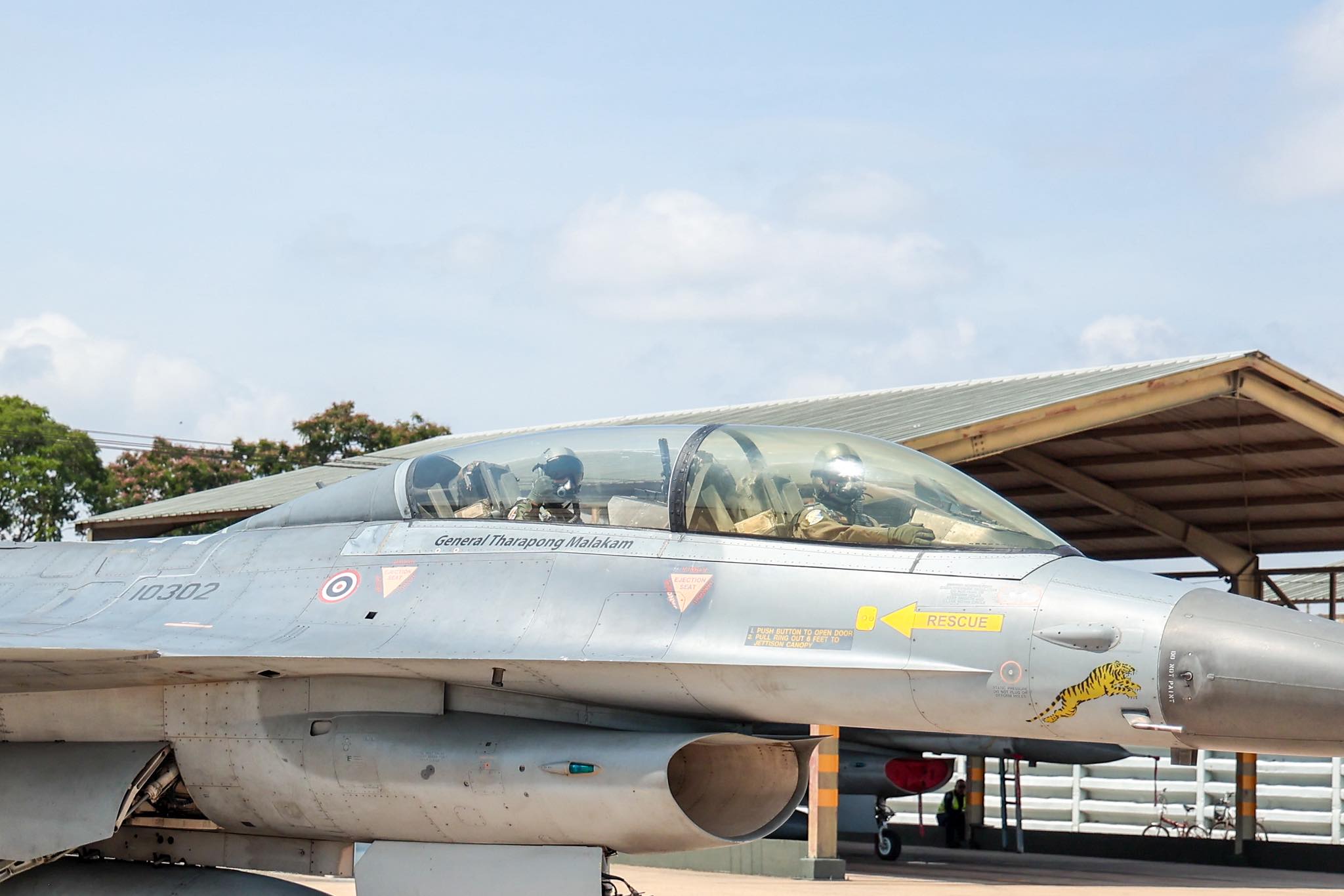 ปลัดกระทรวงกลาโหมตรวจเยี่ยมกองบิน ๑ โคราช ร่วมบินสังเกตการณ์กับ F-16BM