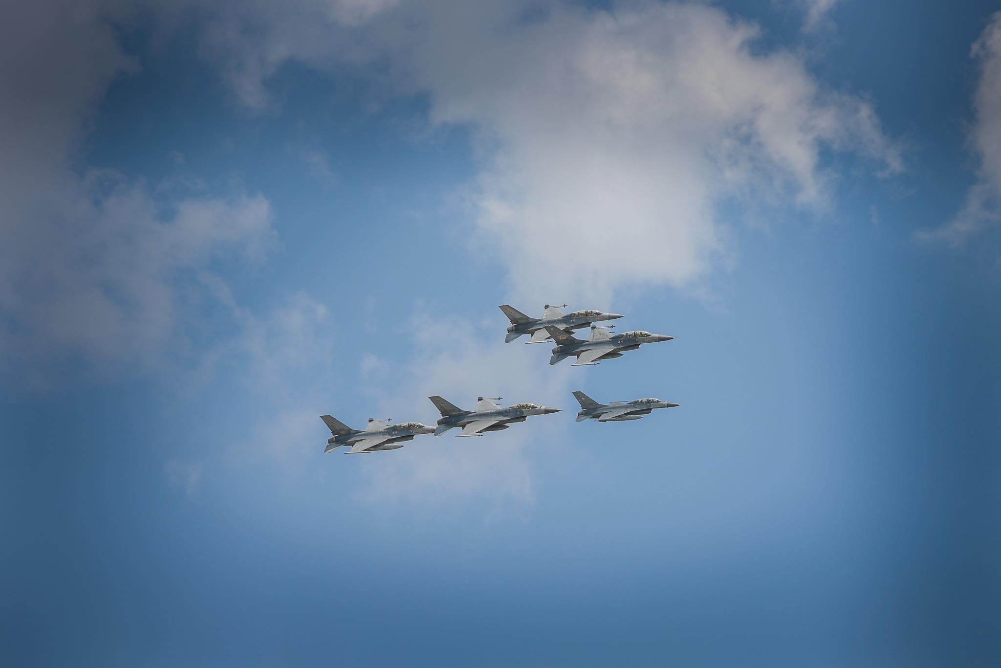 ปลัดกระทรวงกลาโหมตรวจเยี่ยมกองบิน ๑ โคราช ร่วมบินสังเกตการณ์กับ F-16BM