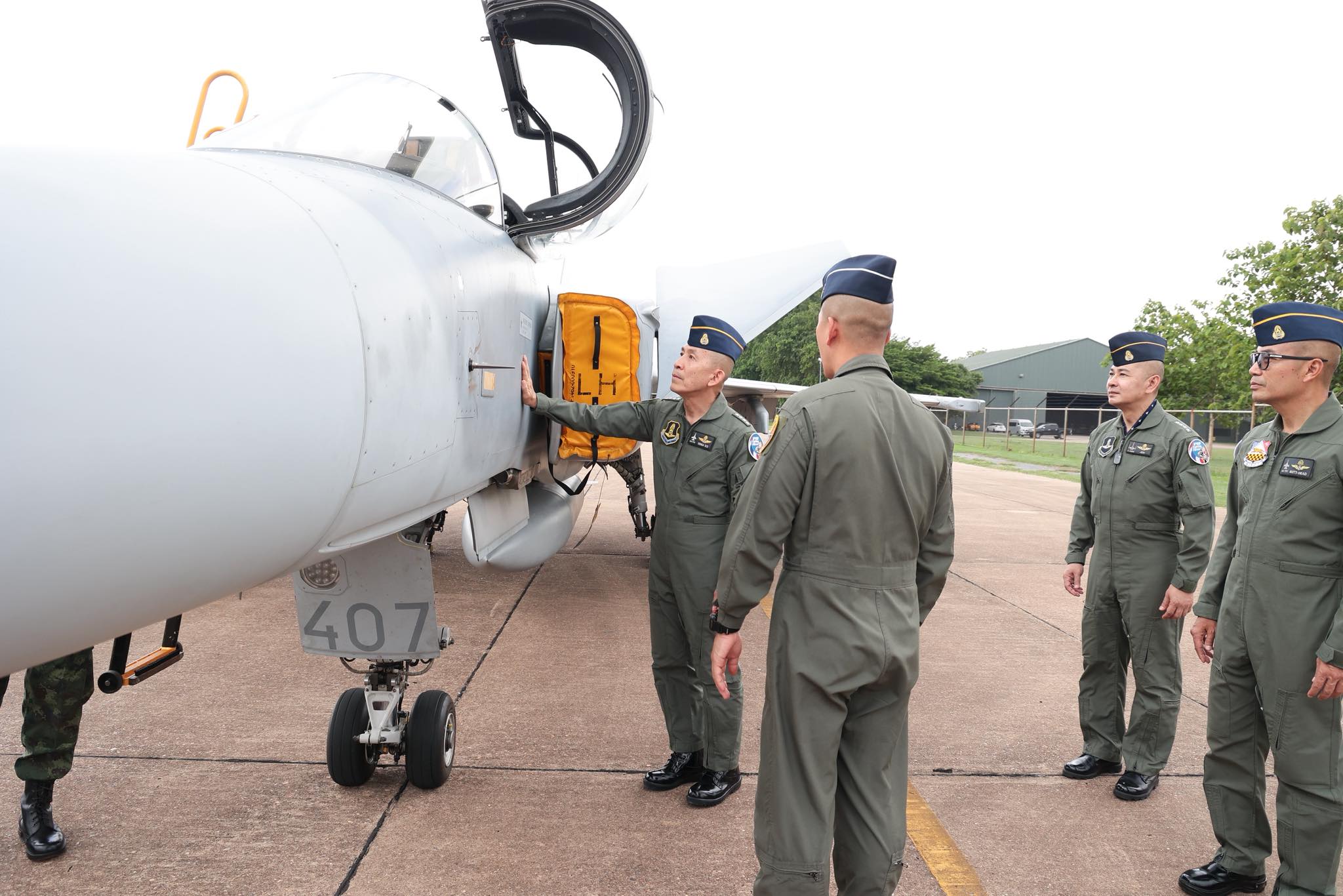 ปลัดกระทรวงกลาโหมตรวจเยี่ยมกองบิน ๑ โคราช ร่วมบินสังเกตการณ์กับ F-16BM