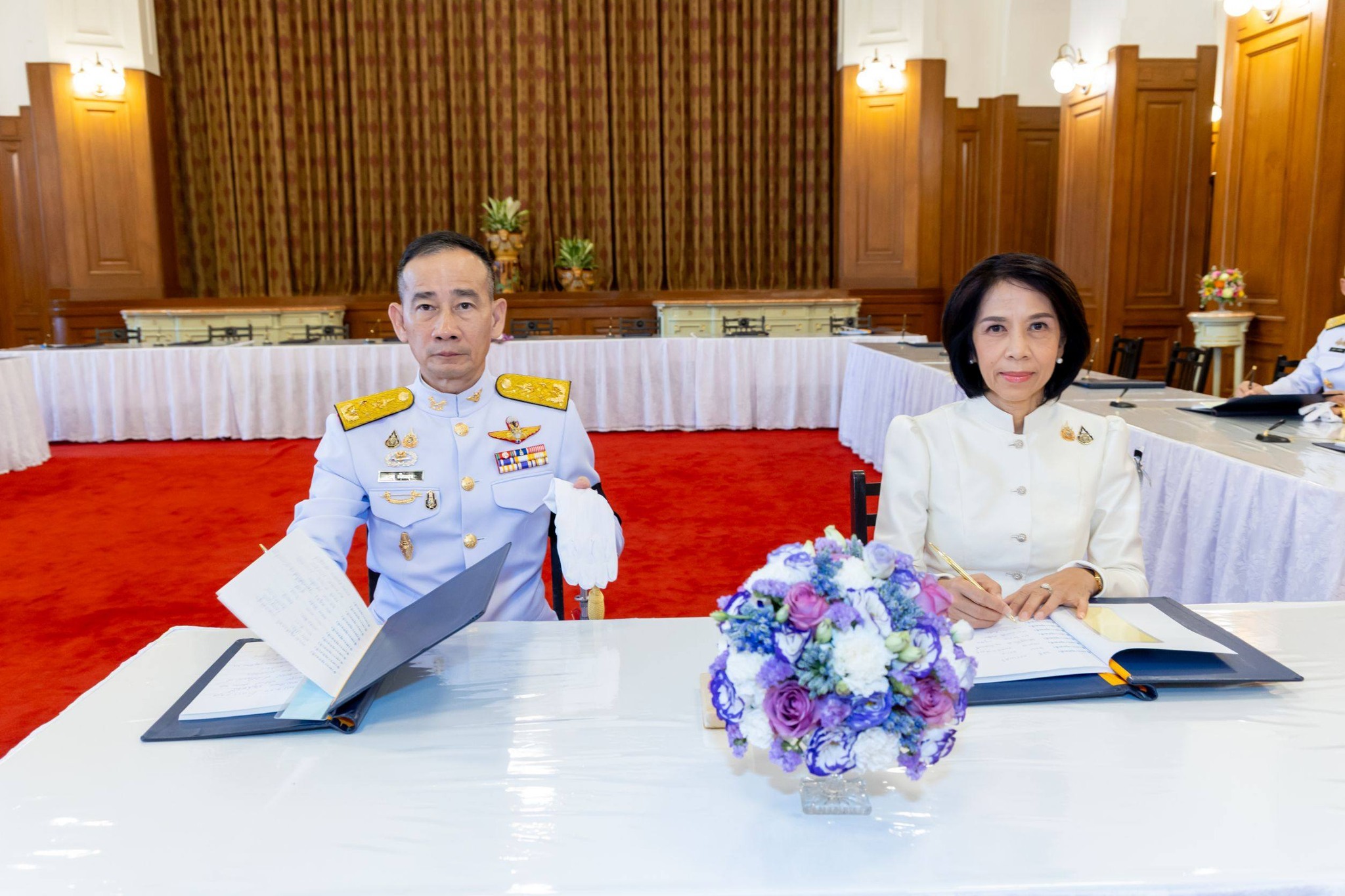 ปลัดกระทรวงกลาโหม ร่วมลงนามถวายพระพรชัยมงคลสมเด็จพระนางเจ้าฯ พระบรมราชินี เนื่องในโอกาสพระราชพิธีมหามงคลเฉลิมพระชนมพรรษา ๔ รอบ