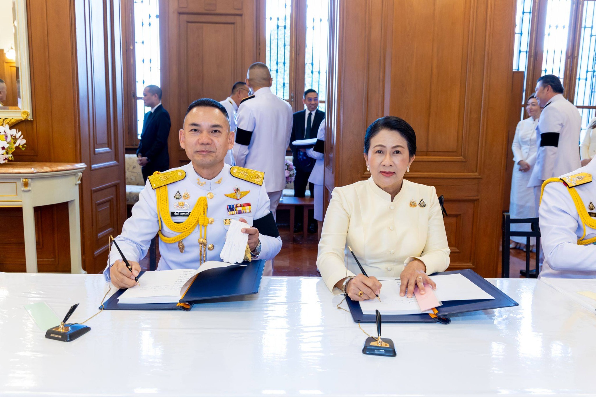 ปลัดกระทรวงกลาโหม ร่วมลงนามถวายพระพรชัยมงคลสมเด็จพระนางเจ้าฯ พระบรมราชินี เนื่องในโอกาสพระราชพิธีมหามงคลเฉลิมพระชนมพรรษา ๔ รอบ