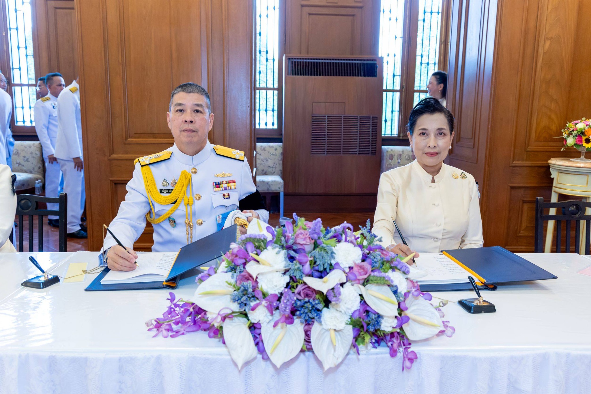 ปลัดกระทรวงกลาโหม ร่วมลงนามถวายพระพรชัยมงคลสมเด็จพระนางเจ้าฯ พระบรมราชินี เนื่องในโอกาสพระราชพิธีมหามงคลเฉลิมพระชนมพรรษา ๔ รอบ