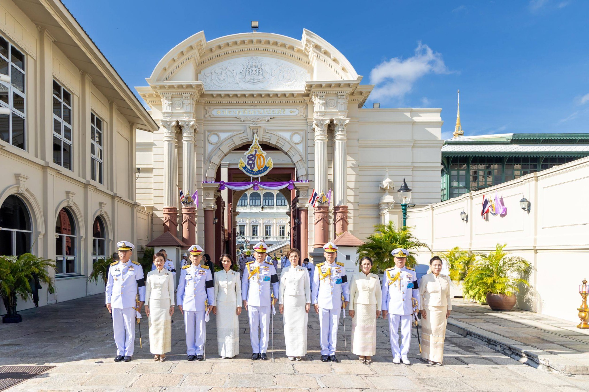 ปลัดกระทรวงกลาโหม ร่วมลงนามถวายพระพรชัยมงคลสมเด็จพระนางเจ้าฯ พระบรมราชินี เนื่องในโอกาสพระราชพิธีมหามงคลเฉลิมพระชนมพรรษา ๔ รอบ
