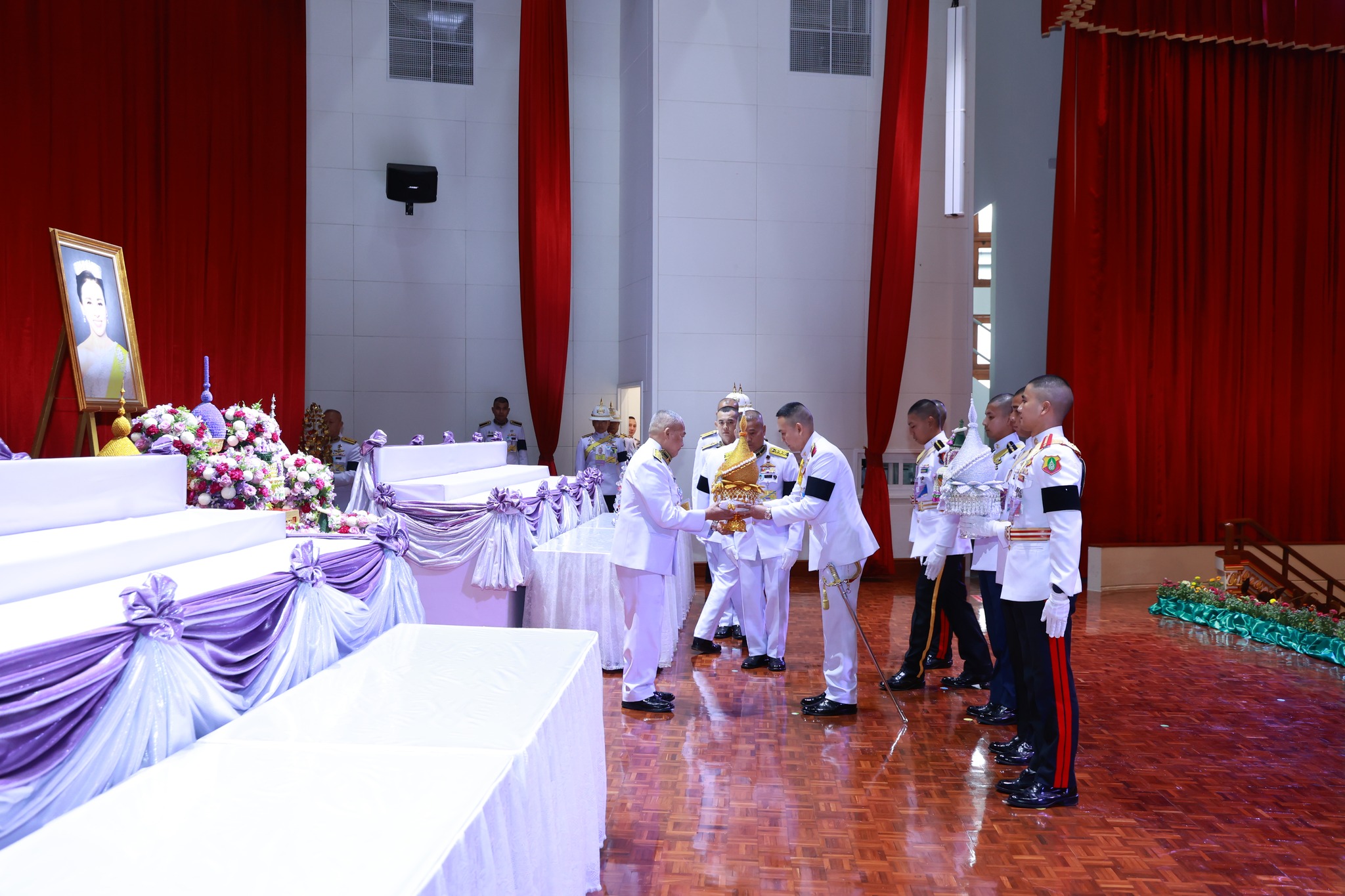 รองปลัดกระทรวงกลาโหม นำคณะผู้แทนหน่วยงานทุกภาคส่วน อัญเชิญเครื่องราชสักการะทูลเกล้าฯ ถวายพระพรชัยมงคล สมเด็จพระนางเจ้าฯ พระบรมราชินี เนื่องในโอกาสมหามงคลเฉลิมพระชนมพรรษา ๔ รอบ