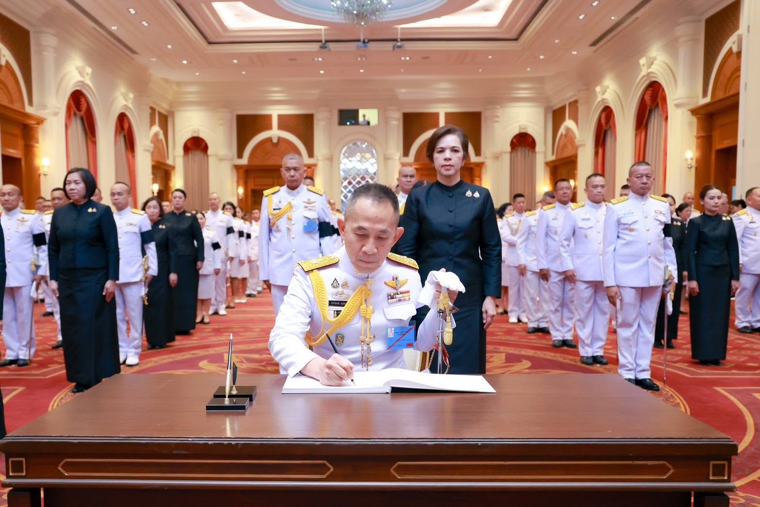 สำนักงานปลัดกระทรวงกลาโหม จัดพิธีลงนามถวายอาลัย น้อมรำลึกในพระกรุณาธิคุณอันหาที่สุดมิได้