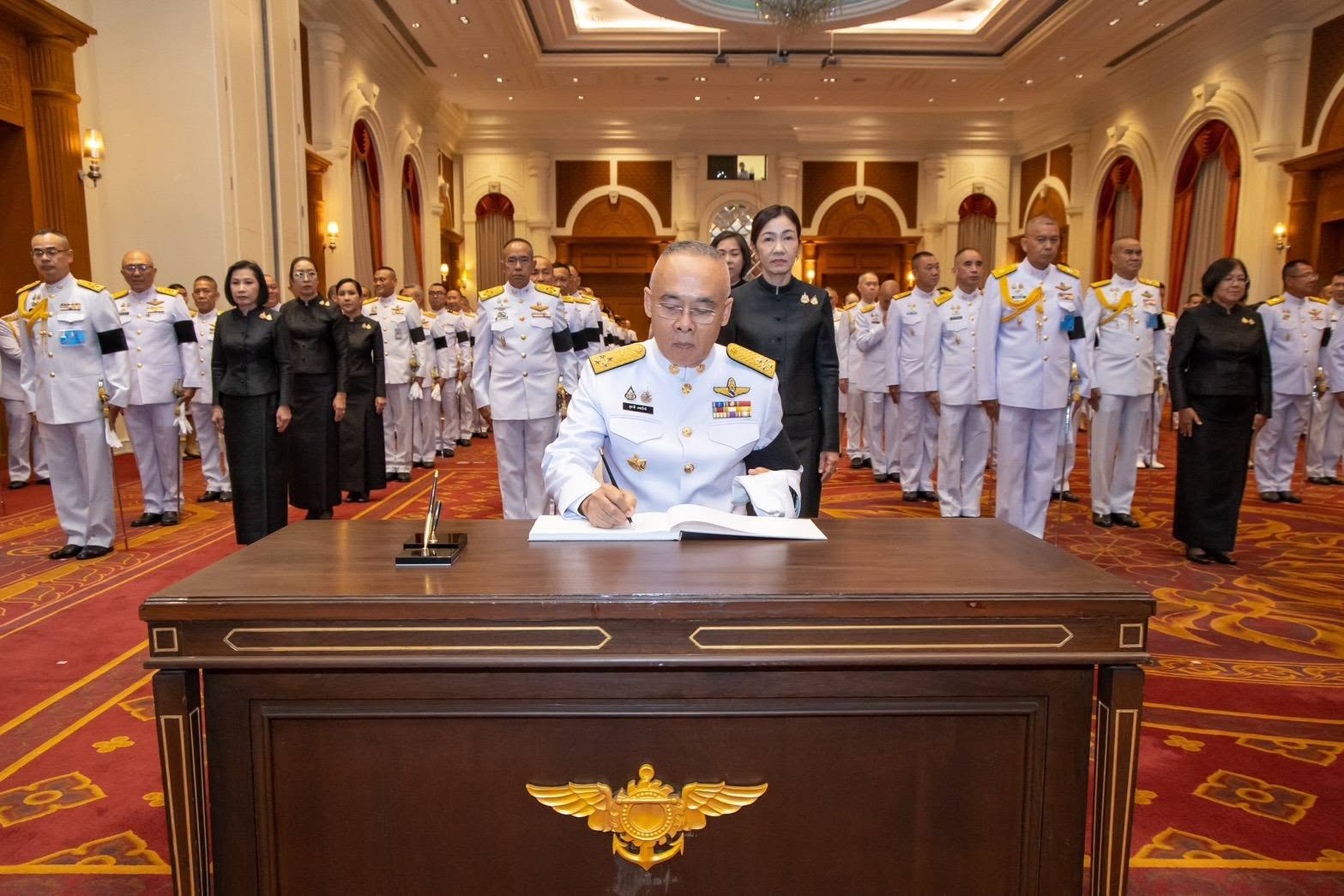 สำนักงานปลัดกระทรวงกลาโหม จัดพิธีลงนามถวายอาลัย น้อมรำลึกในพระกรุณาธิคุณอันหาที่สุดมิได้