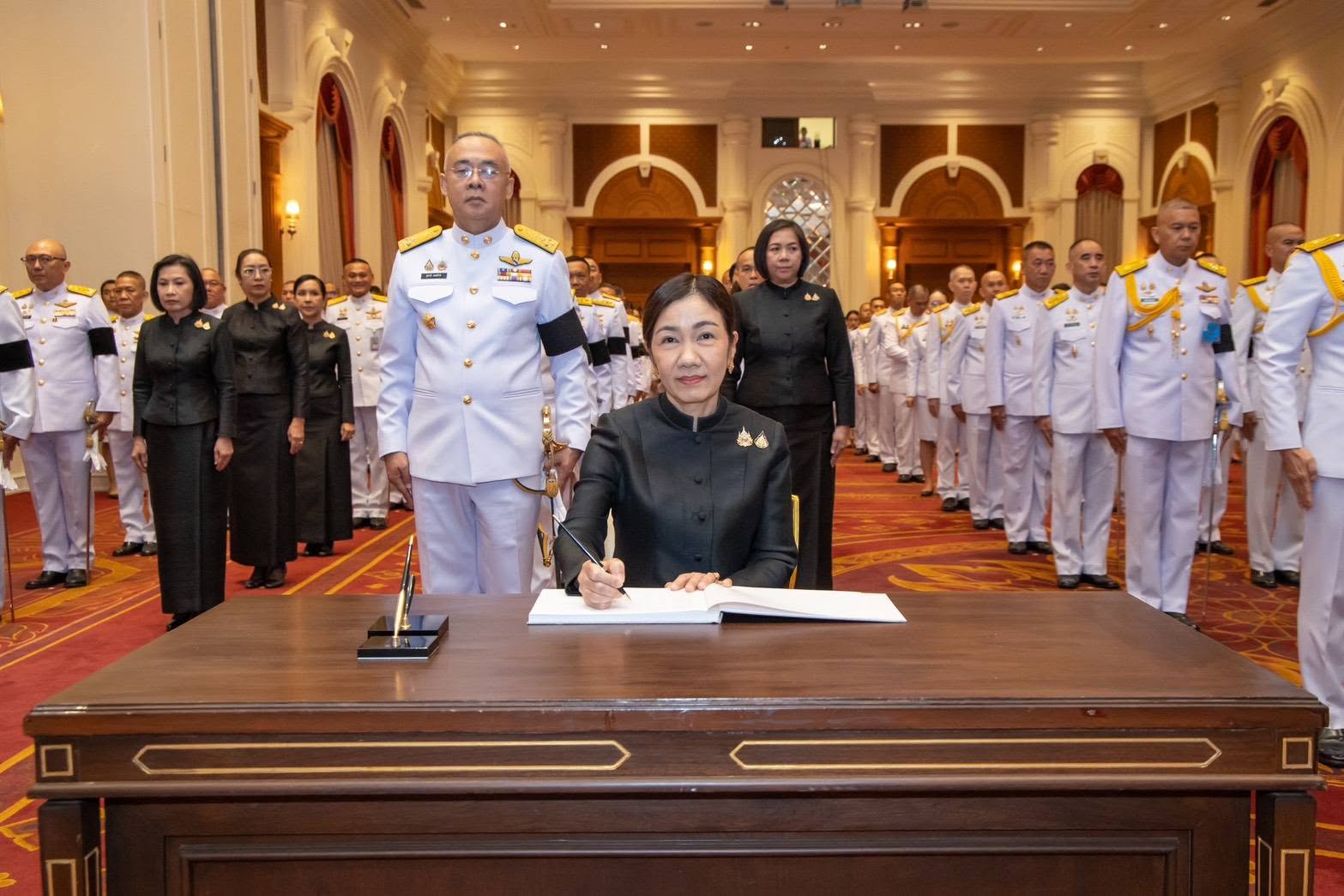 สำนักงานปลัดกระทรวงกลาโหม จัดพิธีลงนามถวายอาลัย น้อมรำลึกในพระกรุณาธิคุณอันหาที่สุดมิได้