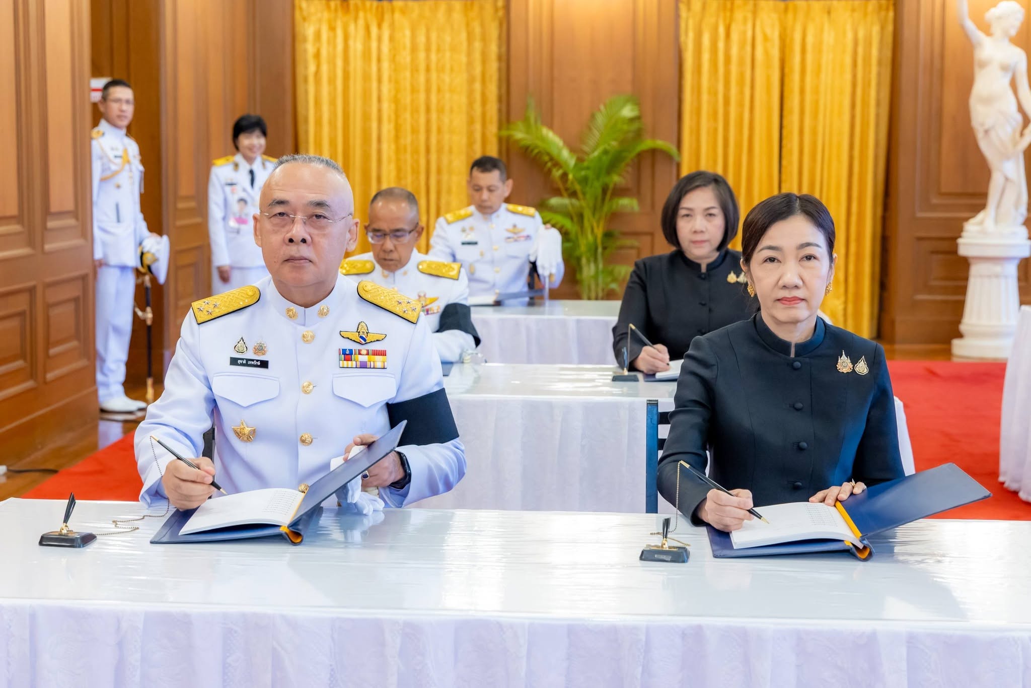 ปลัดกระทรวงกลาโหมร่วมลงนามถวายความอาลัยน้อมสำนึกในพระกรุณาธิคุณและพระวิริยอุตสาหะอันทรงคุณูปการต่อประเทศชาติ