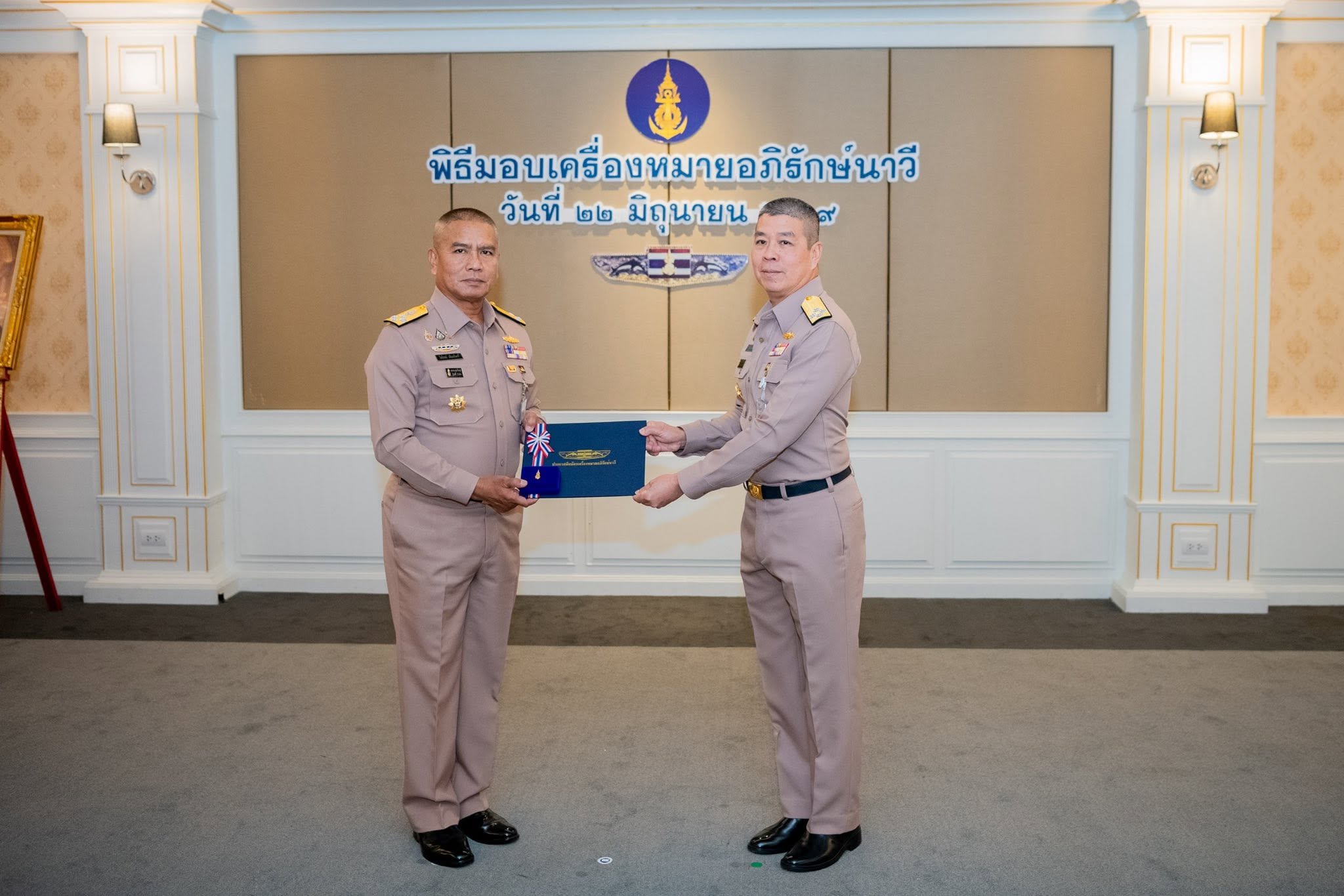 รองปลัดกระทรวงกลาโหมรับ “เครื่องหมายอภิรักษ์นาวี” เชิดชูเกียรติ