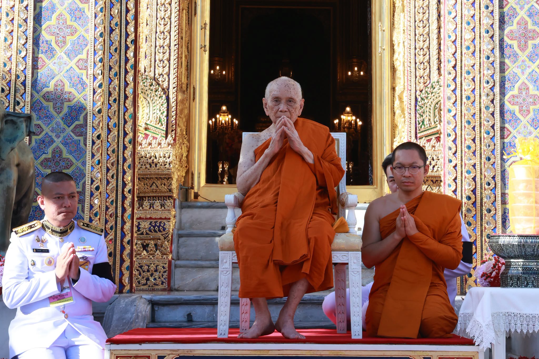 ปลัดกระทรวงกลาโหมร่วมทำบุญตักบาตรในโอกาสฉลองพระชนมายุ ๙๙ พรรษา สมเด็จพระอริยวงศาคตญาณ สมเด็จพระสังฆราช สกลมหาสังฆปริณายก