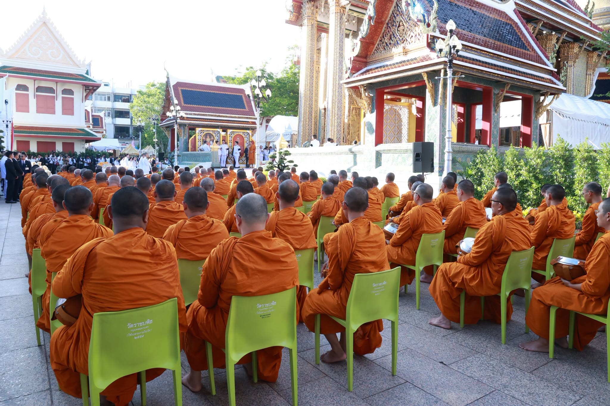 ปลัดกระทรวงกลาโหมร่วมทำบุญตักบาตรในโอกาสฉลองพระชนมายุ ๙๙ พรรษา สมเด็จพระอริยวงศาคตญาณ สมเด็จพระสังฆราช สกลมหาสังฆปริณายก