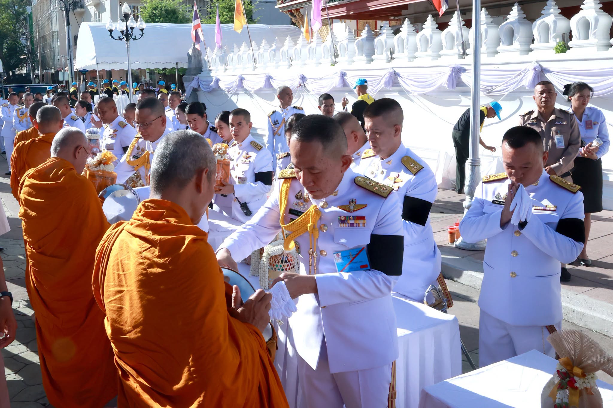 ปลัดกระทรวงกลาโหมร่วมทำบุญตักบาตรในโอกาสฉลองพระชนมายุ ๙๙ พรรษา สมเด็จพระอริยวงศาคตญาณ สมเด็จพระสังฆราช สกลมหาสังฆปริณายก