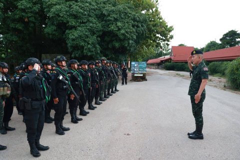 ปลัดกระทรวงกลาโหมลงพื้นที่ตรวจเยี่ยมกองกำลังบูรพา ติดตามสถานการณ์ชายแดนไทย-กัมพูชา ย้ำดูแลกำลังพลเต็มกำลัง
